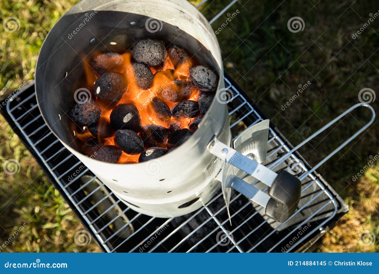 Carbón De Carbón De La Parrilla Ardiendo En Llamas Con Fuego Y Encendedor  En La Chimenea De Barbacoa Para La Noche De Barbacoa Foto de archivo -  Imagen de doblez, bocado: 213945064