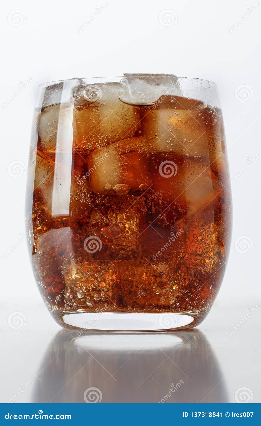 Carbonated drink with ice stock image. Image of brown 137318841