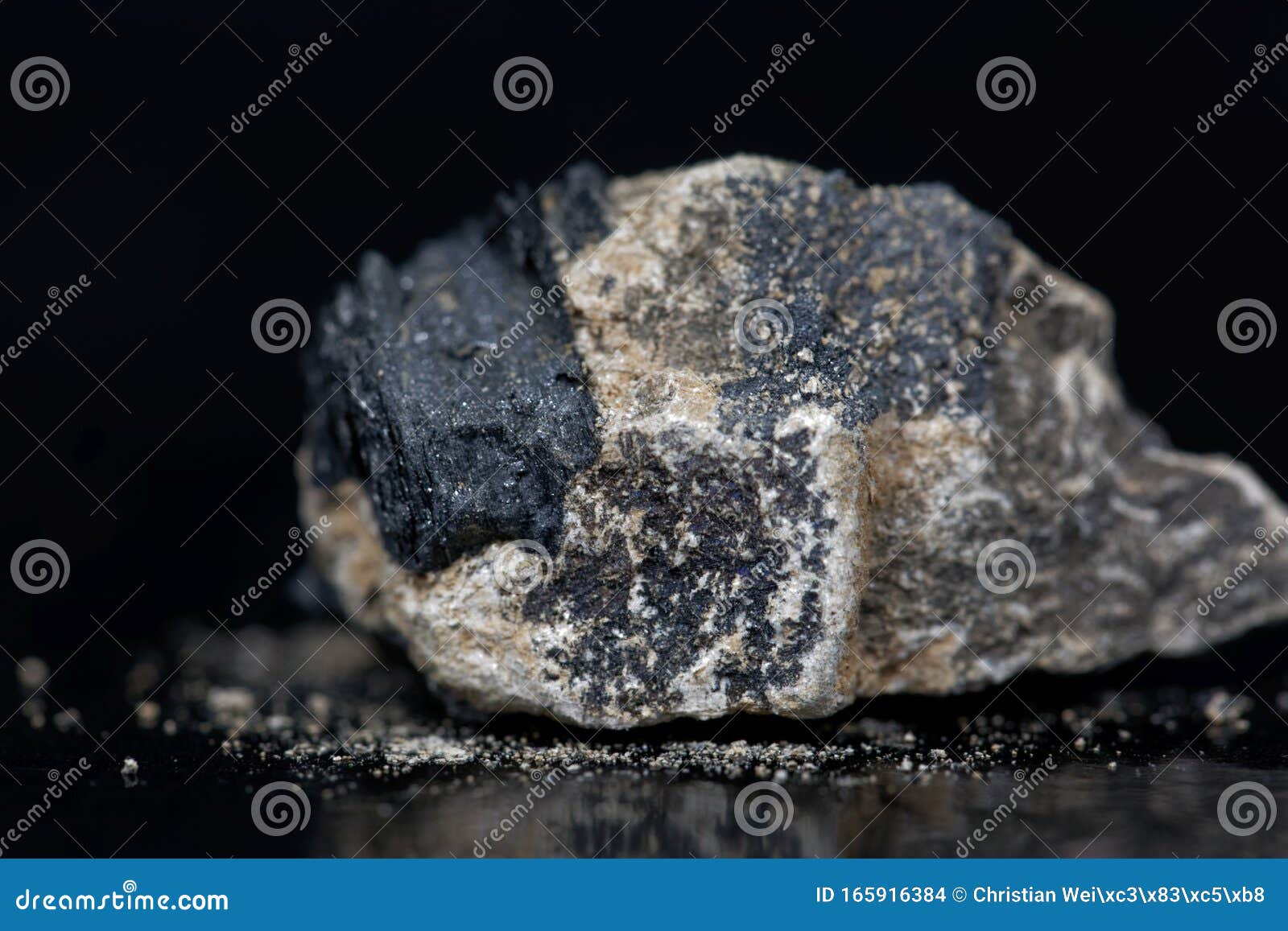 Carburo Di Calcio O Acetilide Di Calcio Con Fondo Nero Fotografia Stock -  Immagine di produzione, anno: 165916384