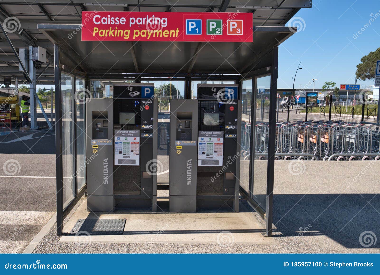 Free,parking,for,15,minutes,kiss and fly,quick,passenger,pick up,at,  Carcassonne,Airport,Aude,region,South,of,France,French,Europe,European  Stock Photo - Alamy