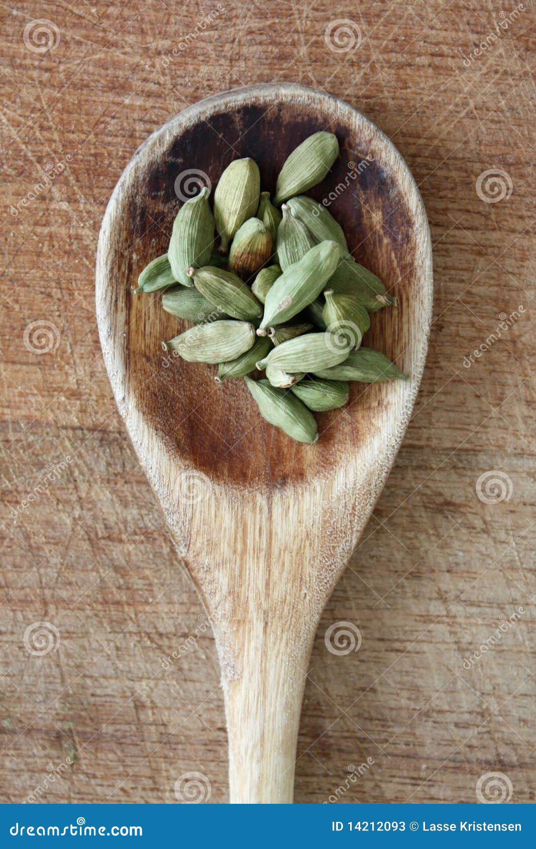 Cardamomo en una cuchara de madera