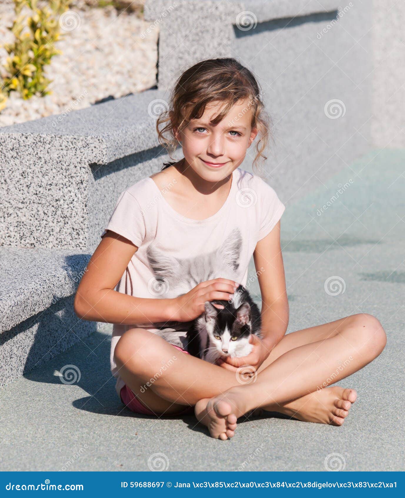 Caresse De Jeune Fille Avec Le Chaton Image Stock Image Du Pr Cours Sourire