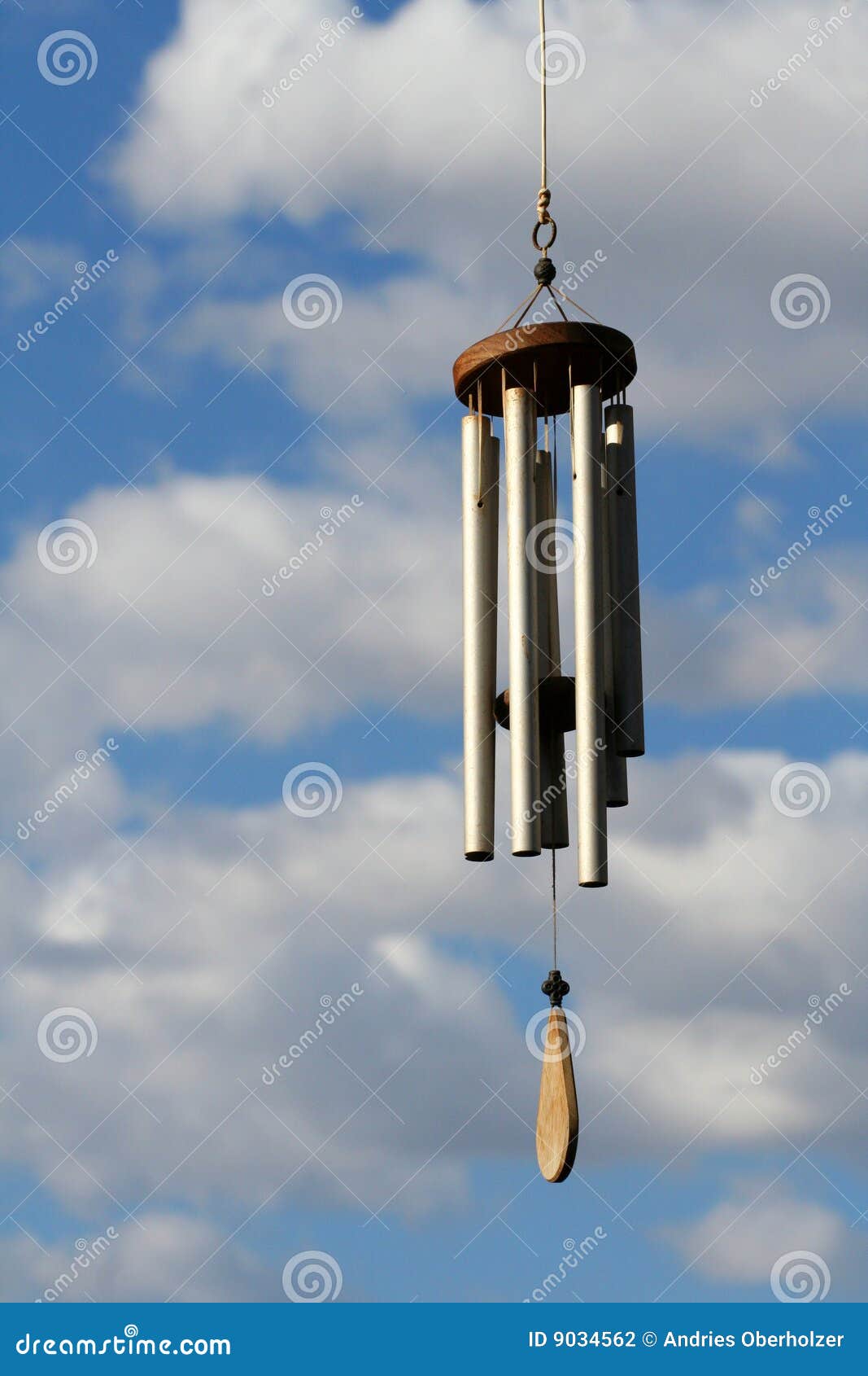 Carillons De Vent Tubulaires Photo stock - Image du argent, brise: 9034562