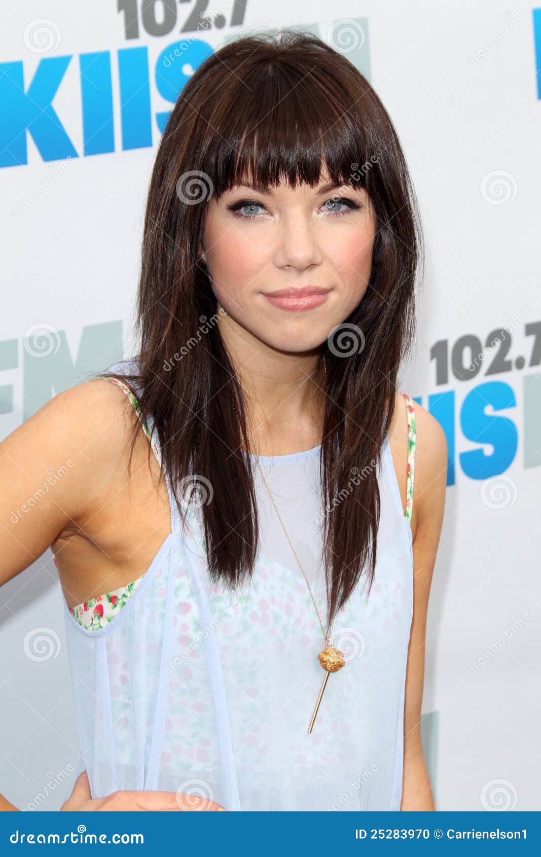 12 Carly Rae Jepsen Hairstyles, Hair Cuts and Colors