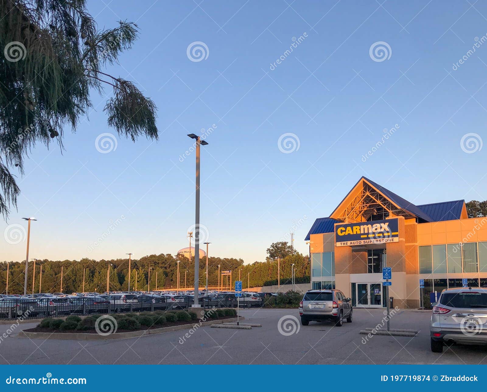 CARmax Store, Columbia, SC editorial stock image. Image of upgrade
