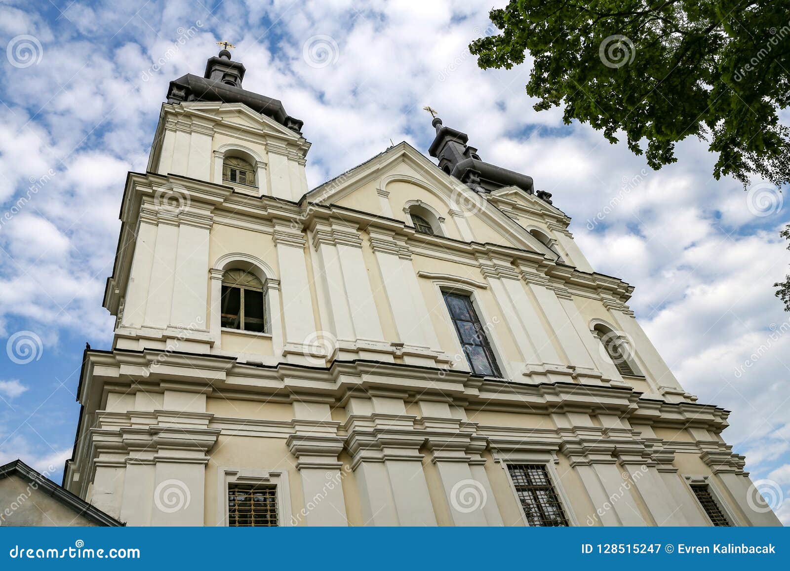 Voorgevel van Carmelite Kerk in Lviv, de Oekraïne