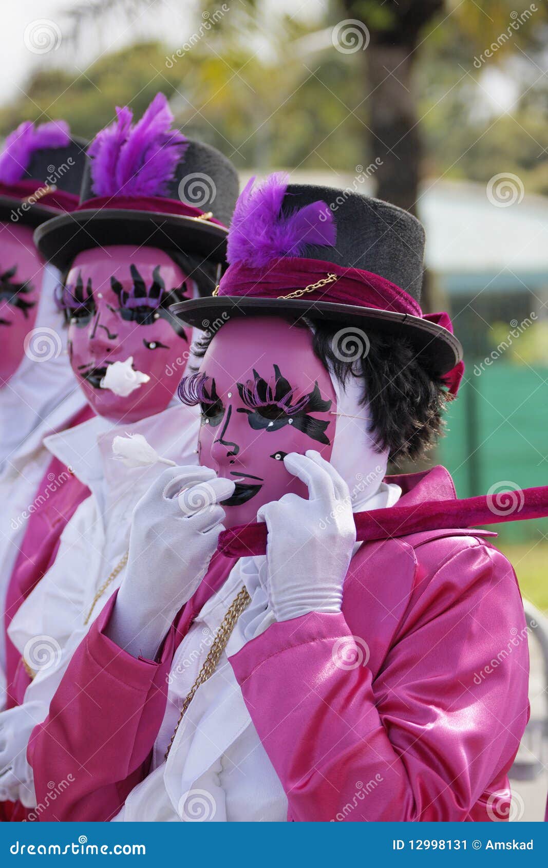Un desfile-asistente misterioso participa en el carnaval anual Francés el 7 de febrero de 2010 de la Guayana.