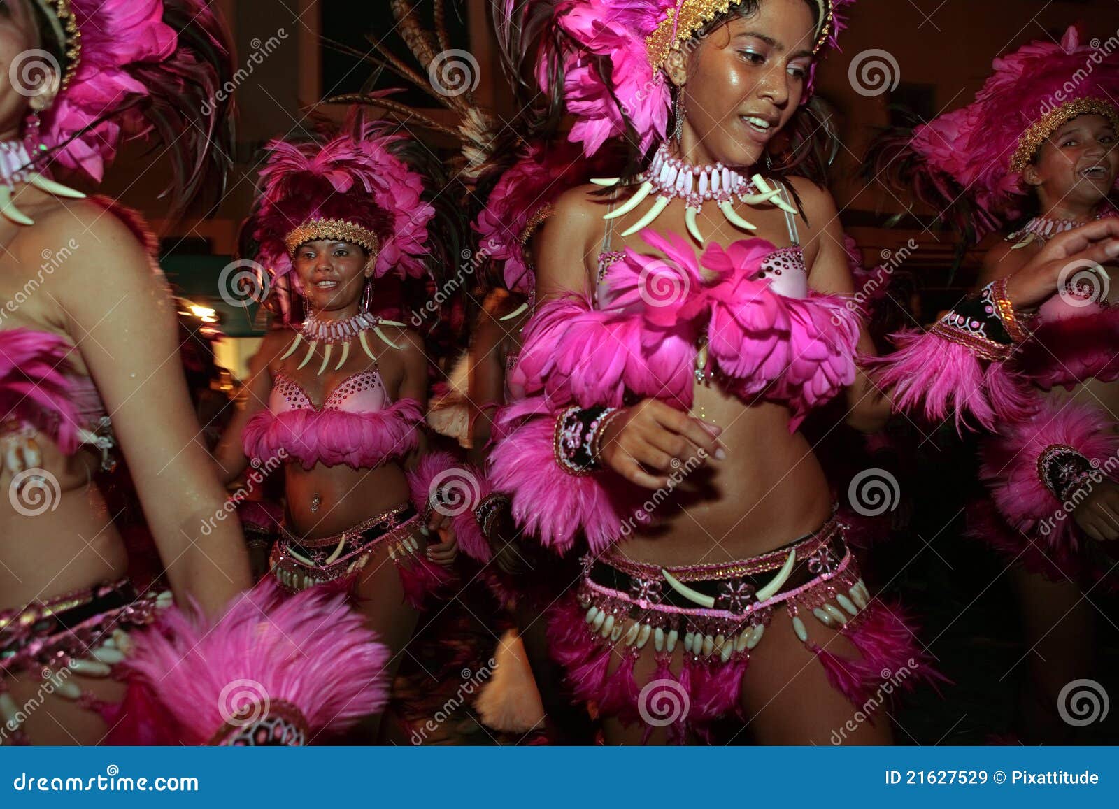 Carnaval el Brasil del festival del boi del meu de Bumba. El sao Luis hace el maranhao, el Brasil el 22 de junio de 2008: la celebración de la música de festival del boi del meu del bumba cada solsticio de la ciudad histórica de junio en el centro de los luis del soa hace el maranhao el Brasil