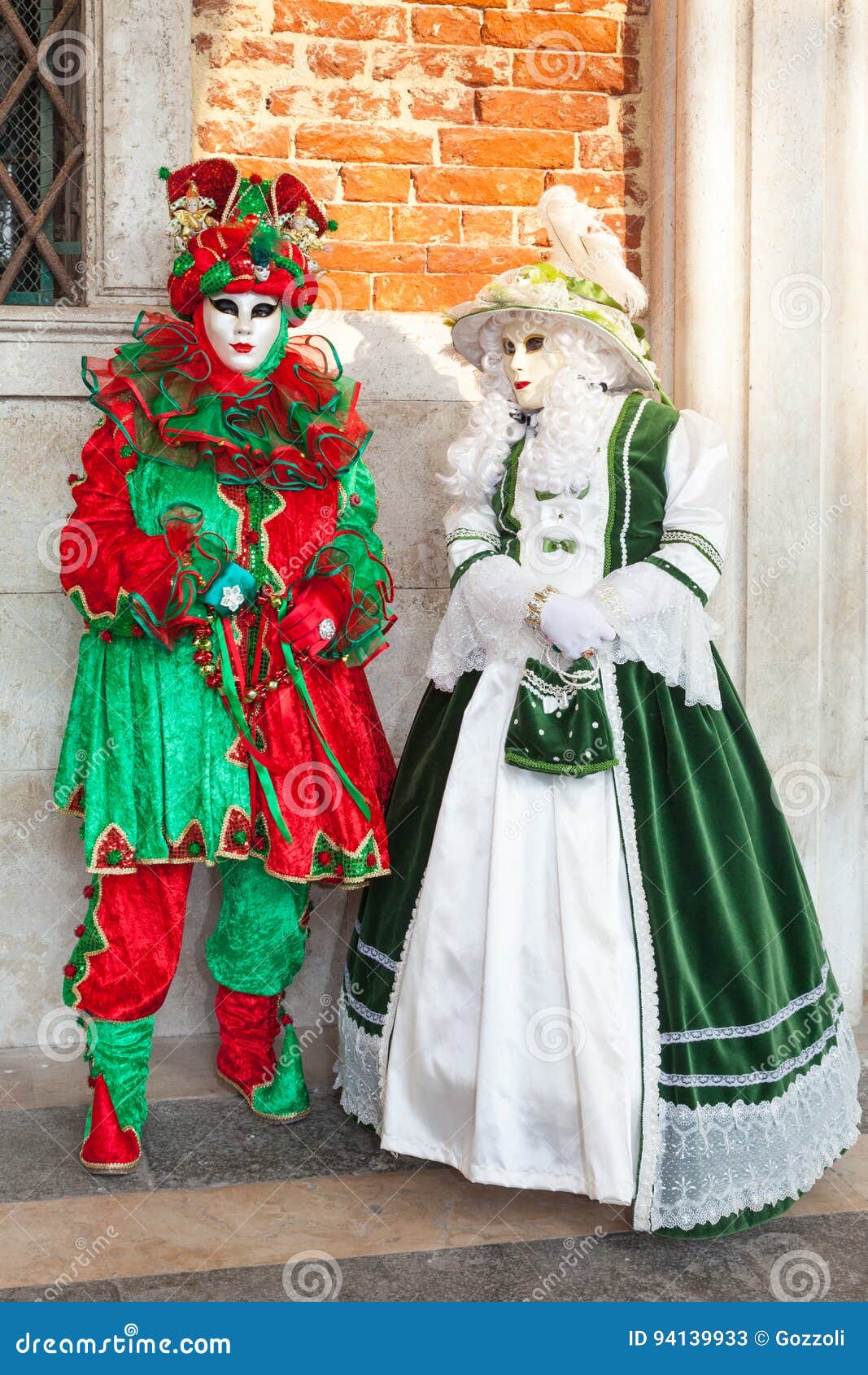 Carnaval 2017, Italia De Venecia Dos Mujeres En Trajes Clásicos Y Foto de  archivo editorial - Imagen de plaza, italiano: 94139933
