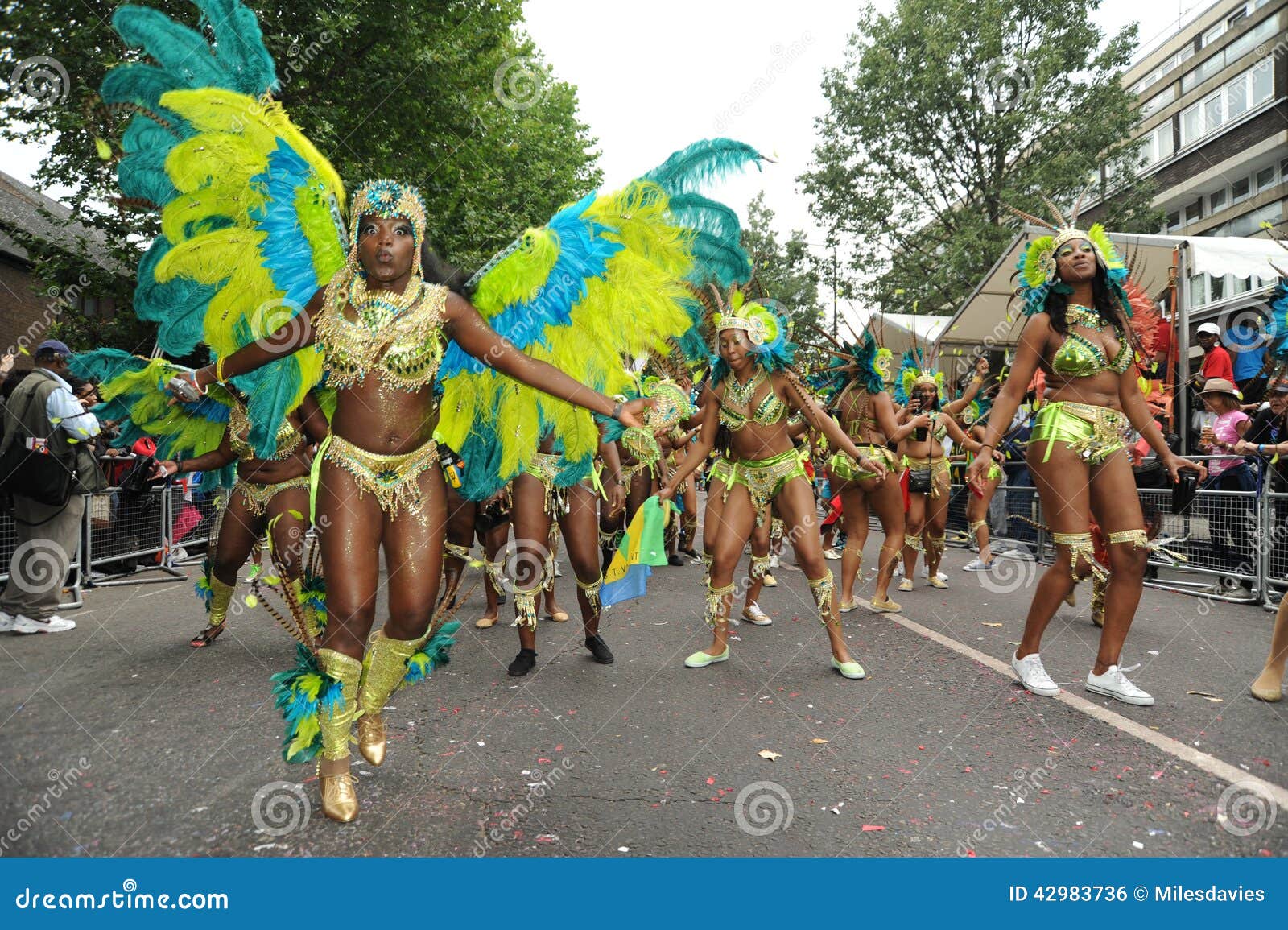Carnaval Londres 2012 de Notting Hill. Fotografía de los participantes del carnaval en el carnaval Londres de Notting Hill que lleva el vestido principal tradicional y la ropa del Caribe del festival