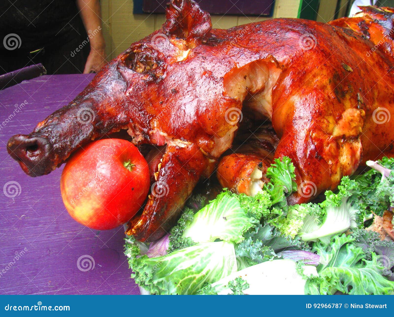 Carne Asada Del Cerdo Con La Manzana En Boca Imagen de archivo - Imagen