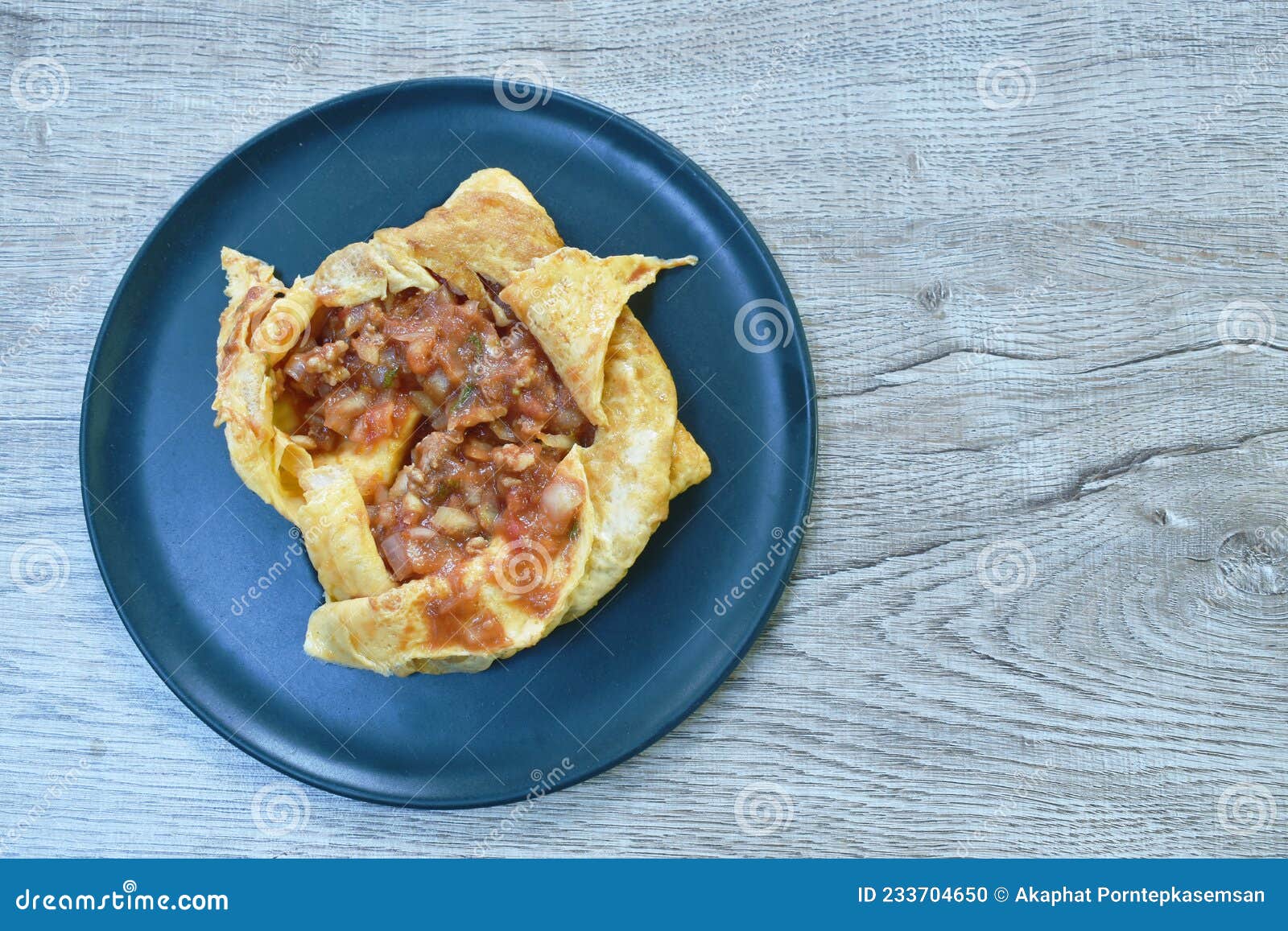 Hambúrguer com ovo frito e batata frita em um fundo preto, em um