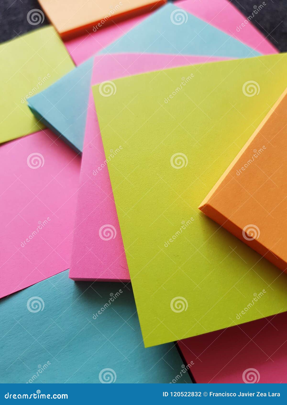 Enveloppes Multicolores Sur Fond Gris Concept Pour Le Courrier Des Messages