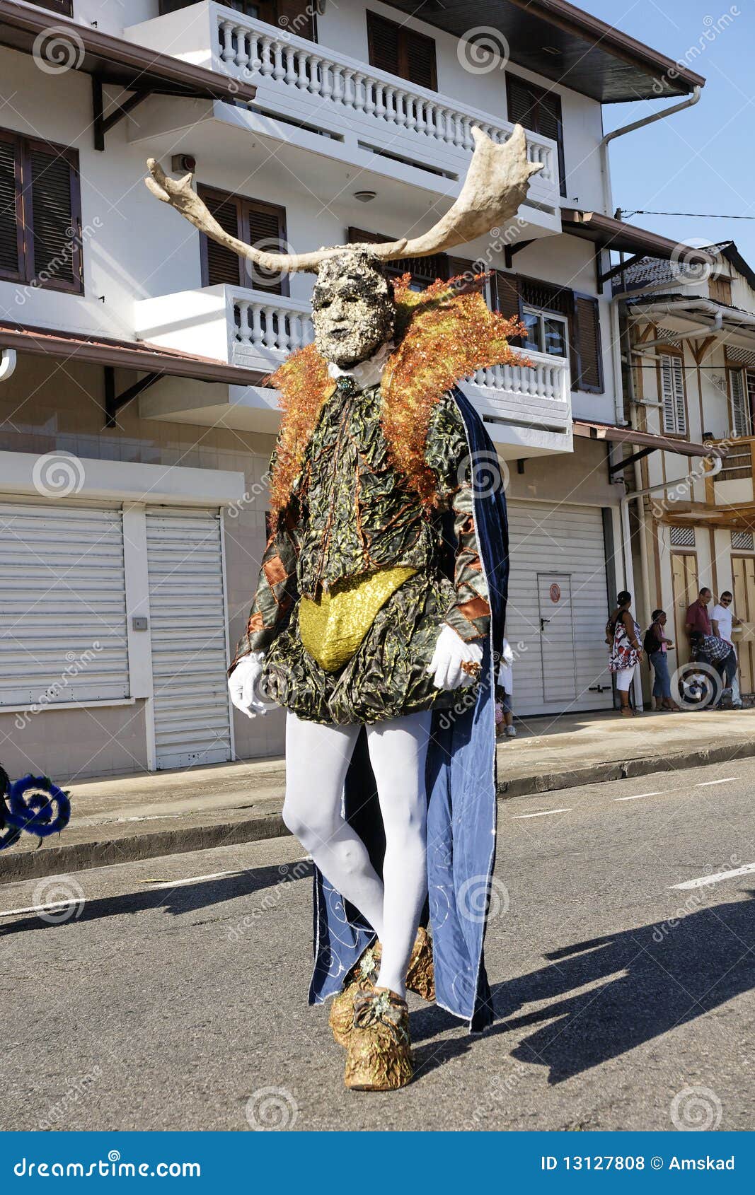 Un parata-frequentatore misterioso partecipa al carnevale annuale francese il 7 febbraio 2010 della Guiana.