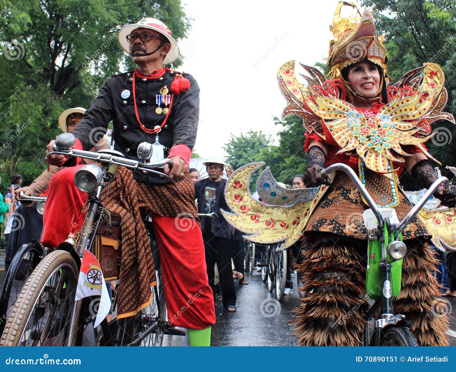 Carnevale di Surakarta. Partecipanti di carnevale che utilizzano i vestiti tradizionali Indonesia nel carnevale 2016 di Surakarta A Surakarta, Java centrale, Indonesia, carnevale fatto per commemorare i grandi giorni o feste