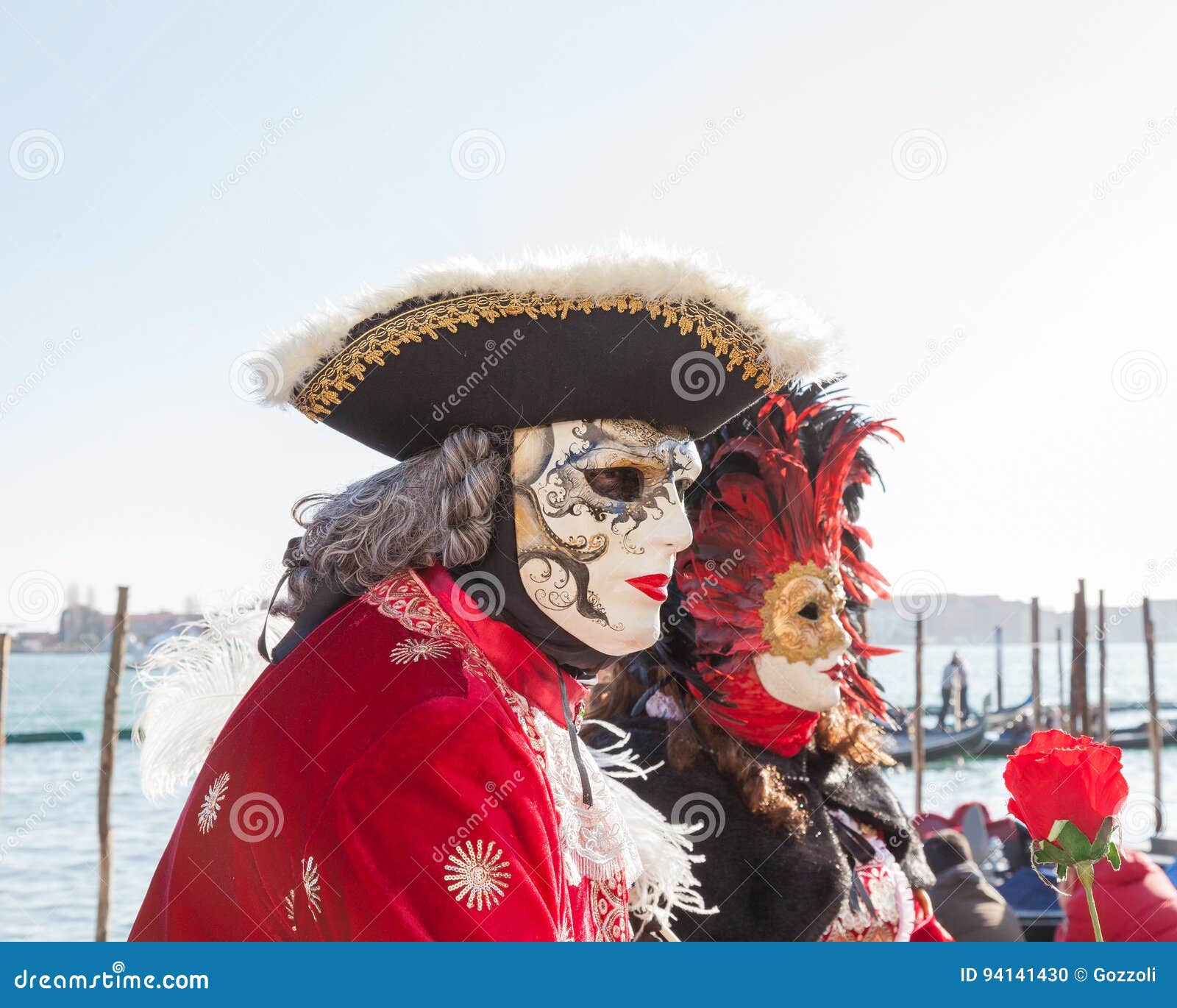 Carnevale Di Venezia, Italia Uomo in Cappello Di Tricorno E Maschera  Decorata Alla Laguna Immagine Editoriale - Immagine di italiano, copia:  94141430