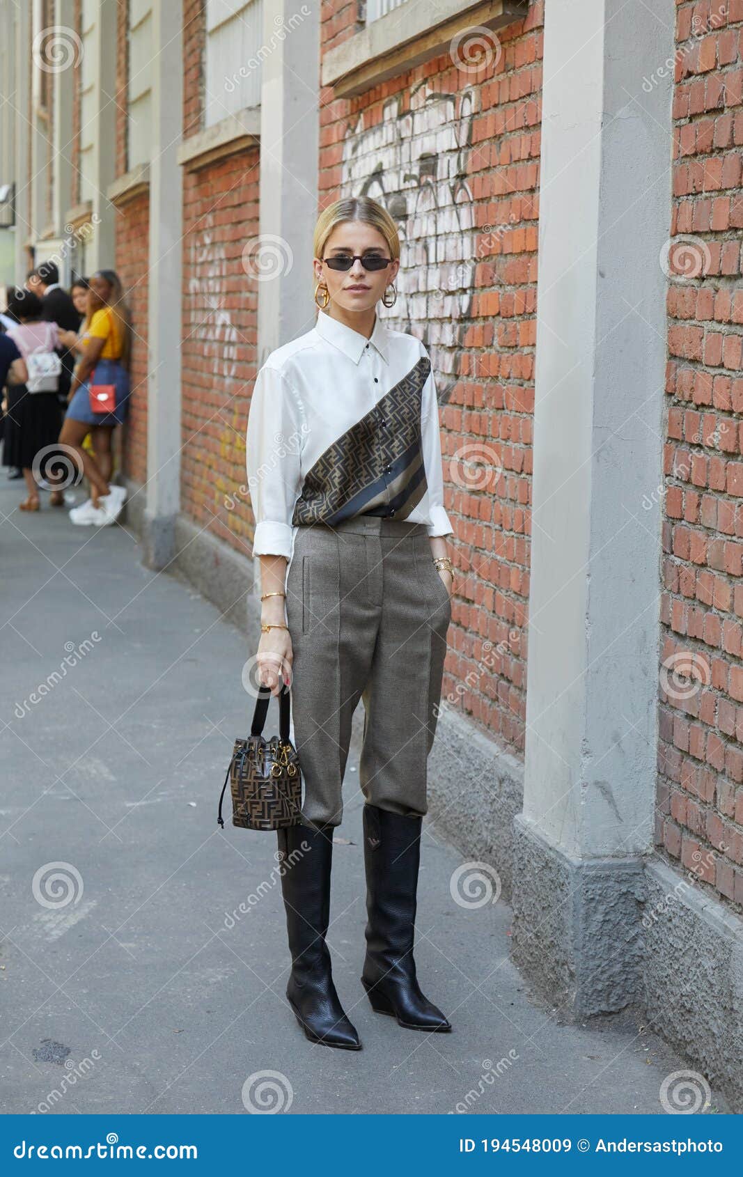 Caroline Daur Con Camiseta Y Bolso Fendi Antes Del Fendi Show De Moda Milan Semana Callejero El 18 De Junio Imagen de editorial - Imagen de mirada, camisa: 194548009