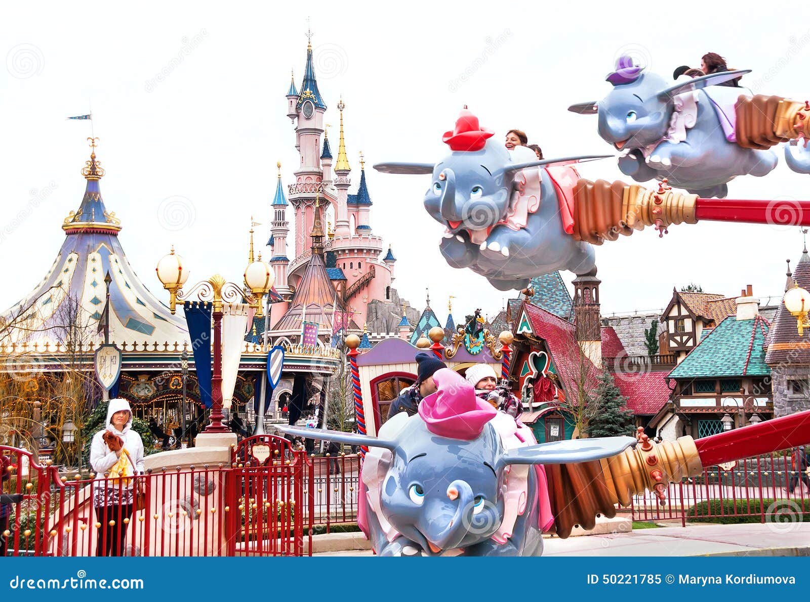 116 Disneyland Happy Paris People Stock Photos - Free & Royalty-Free Stock  Photos from Dreamstime