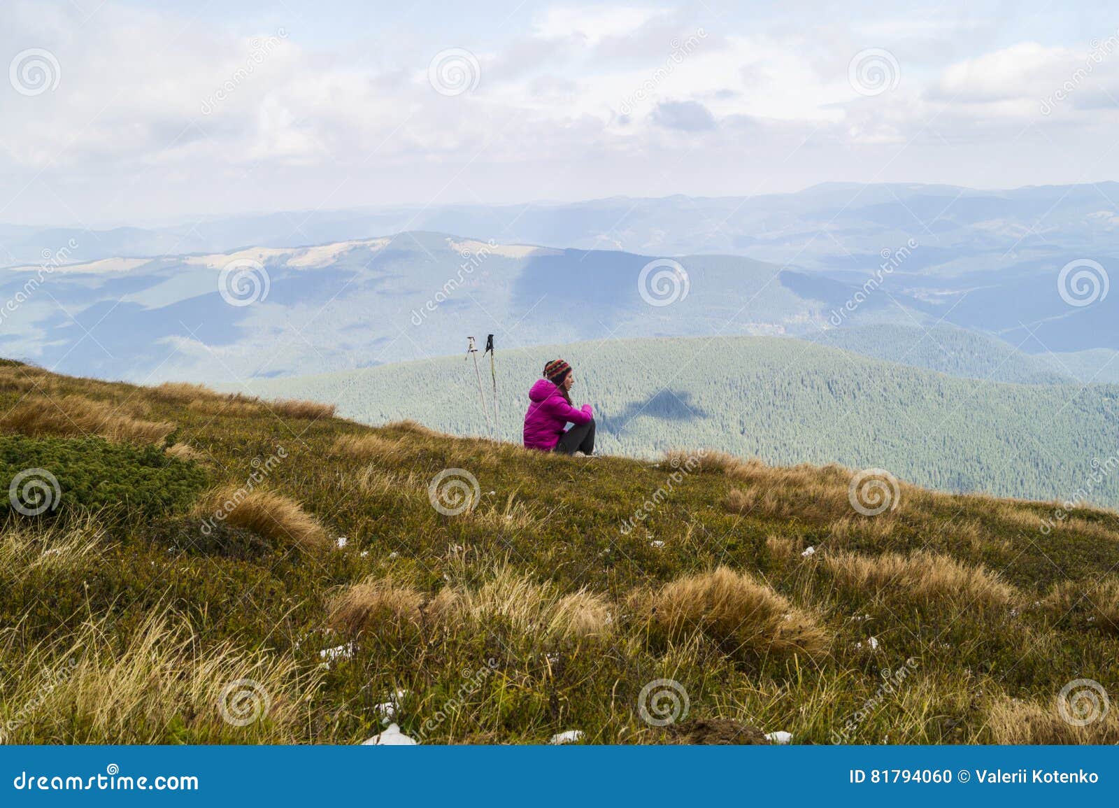 Carpathians em Ucrânia. Montanhas ucranianas ocidentais - Carpathians e o Hoverla superior o mais alto