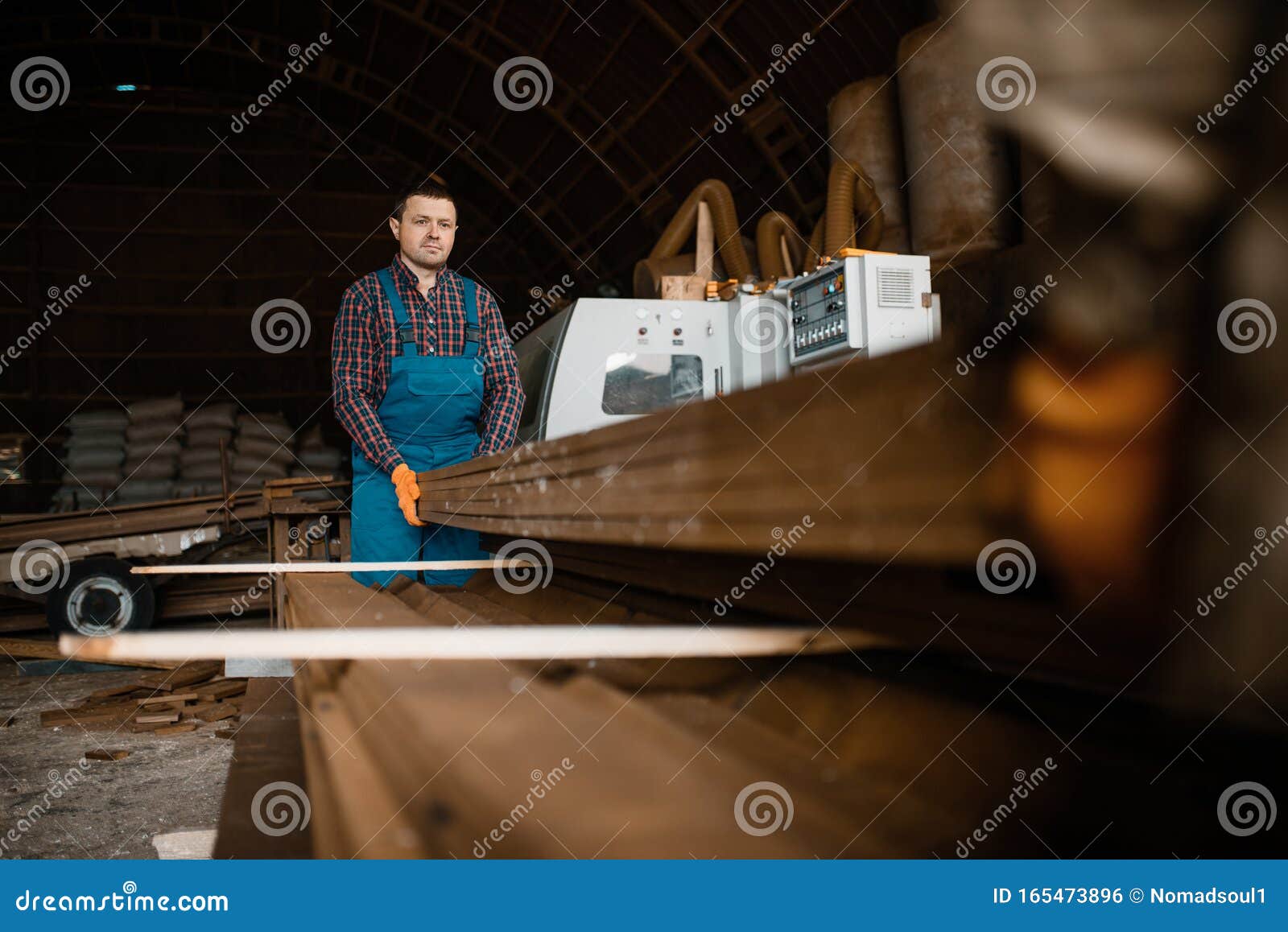 Carpenters in Uniform Holds Stack of Boards 库存照片 图片 包括有 ¯æœ¨åž‚, ·äºº