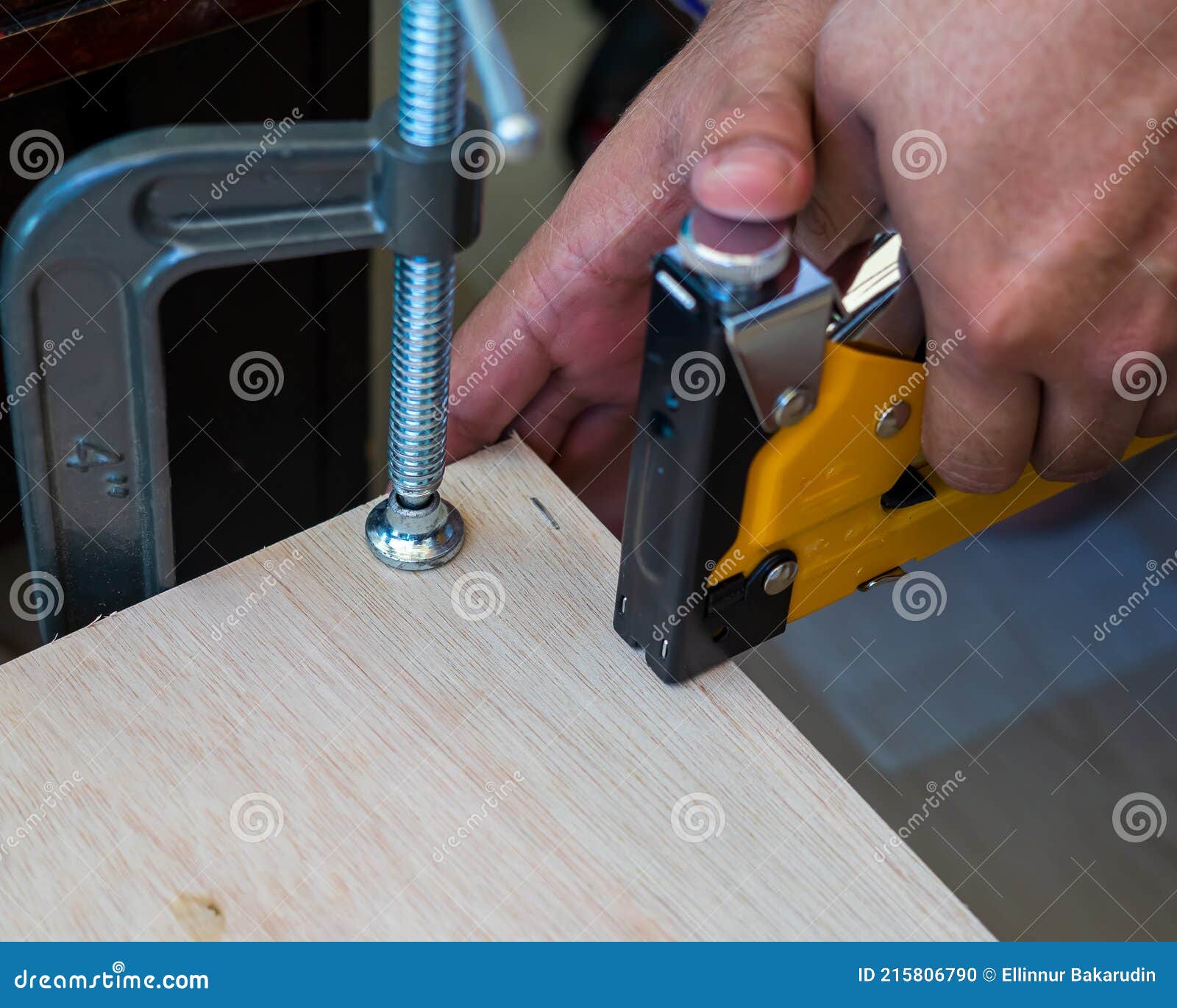 Carpintero Con Grapadora De Construcción Industrial En Tablón De Madera  Foto de archivo - Imagen de grapadora, azul: 215806790