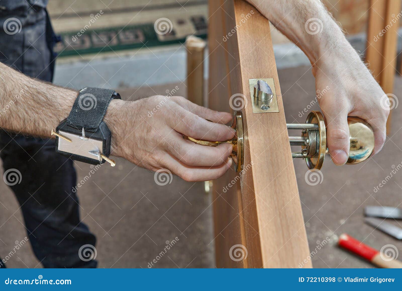 Los Botones De Puerta Interior Cerrados Instalación, Manos Del Carpintero  Del Primer Instalan La Cerradura Foto de archivo - Imagen de reparador,  industrial: 124569466