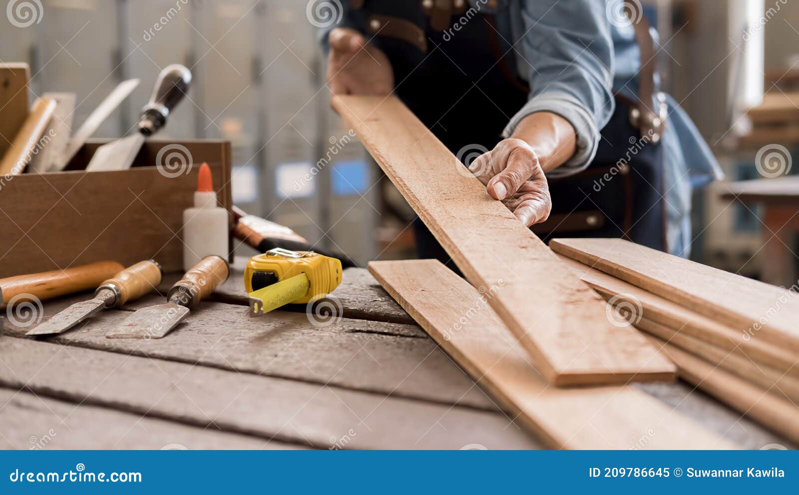 El Carpintero Está Trabajando Con La Herramienta De Mesa De La