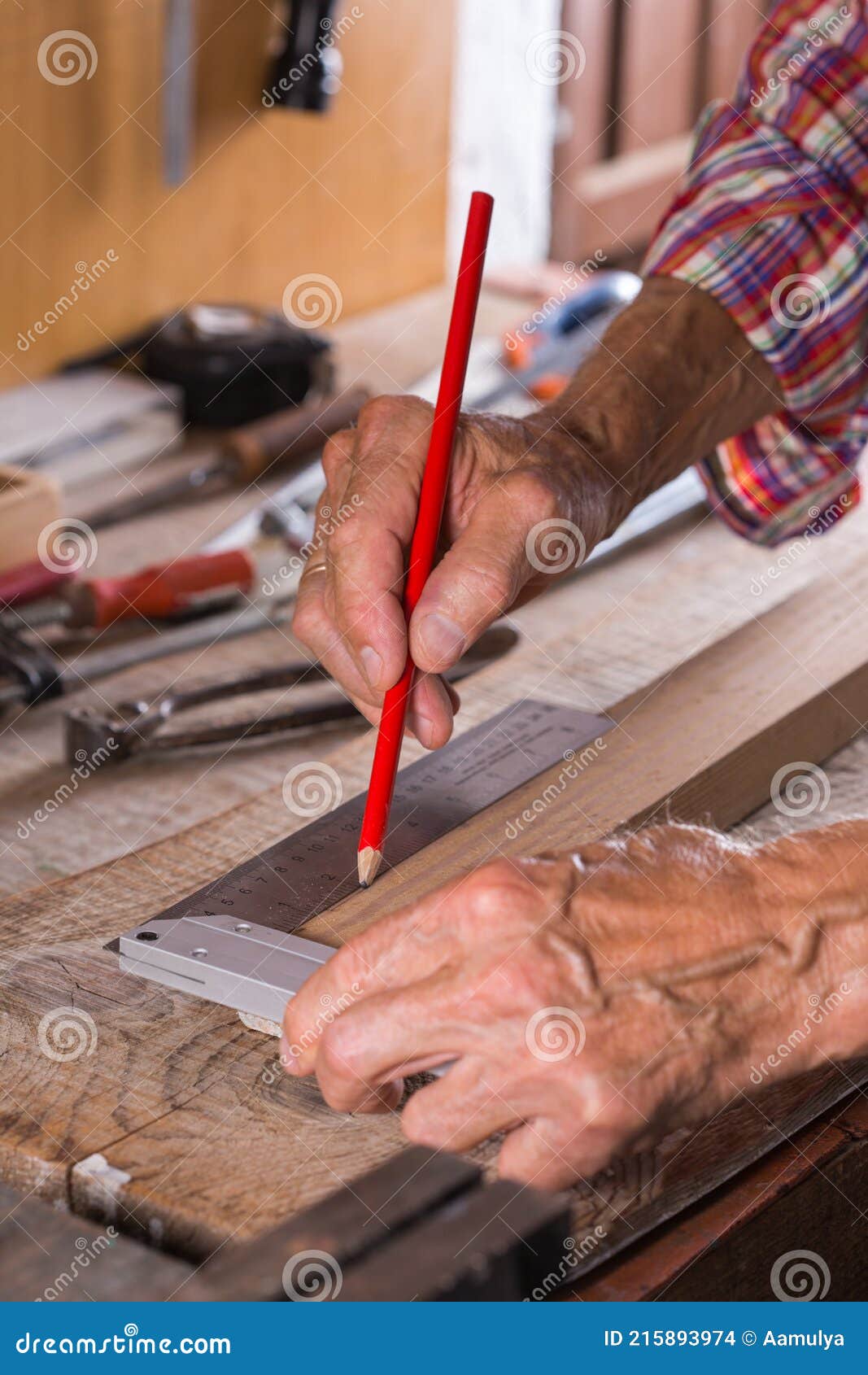 Carpintero trabajando en el banco de trabajo, herramientas de carpintería y  carpintería