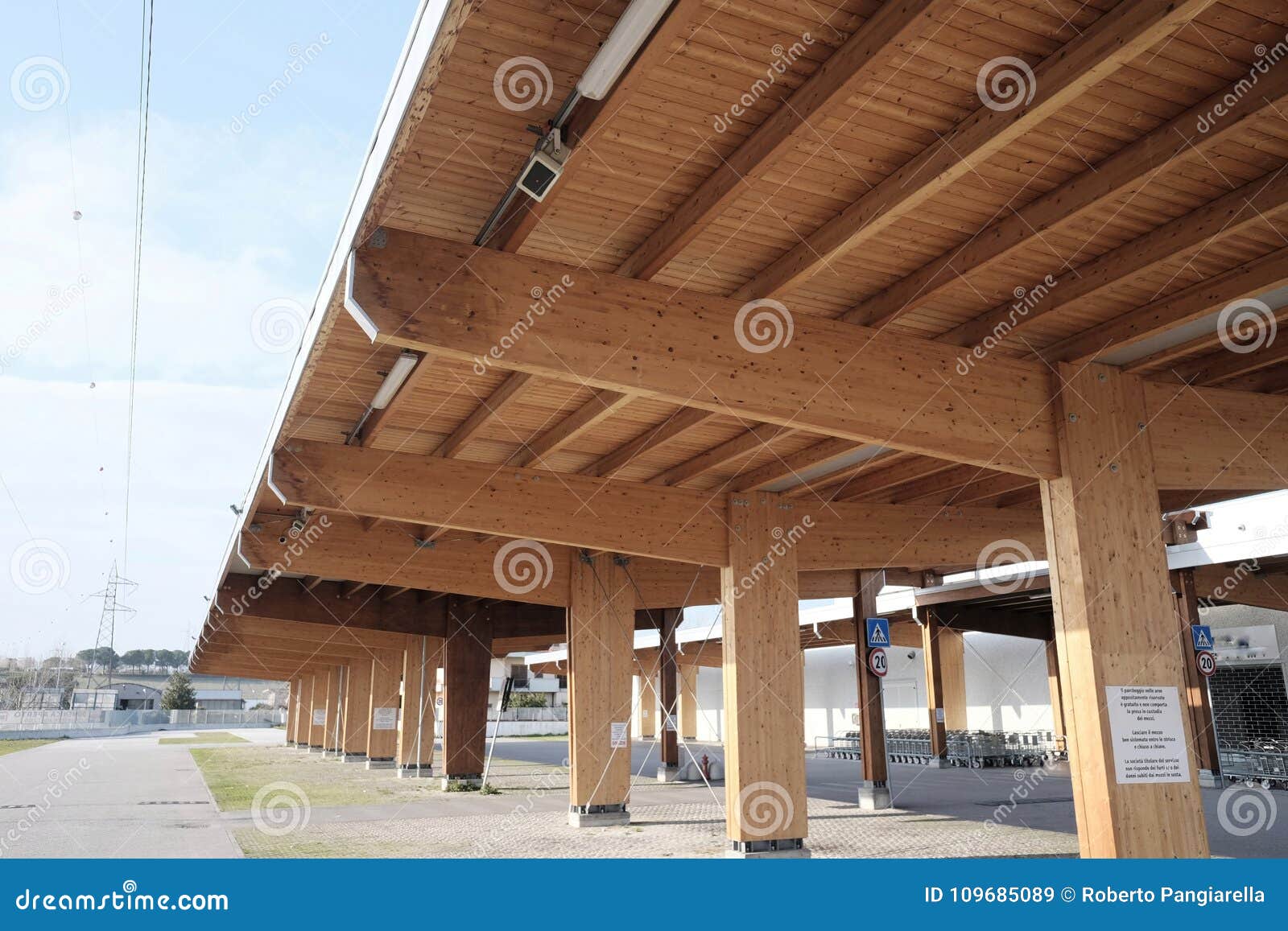 Carport de madera moderno imagen de archivo. Imagen de moderno 109685089