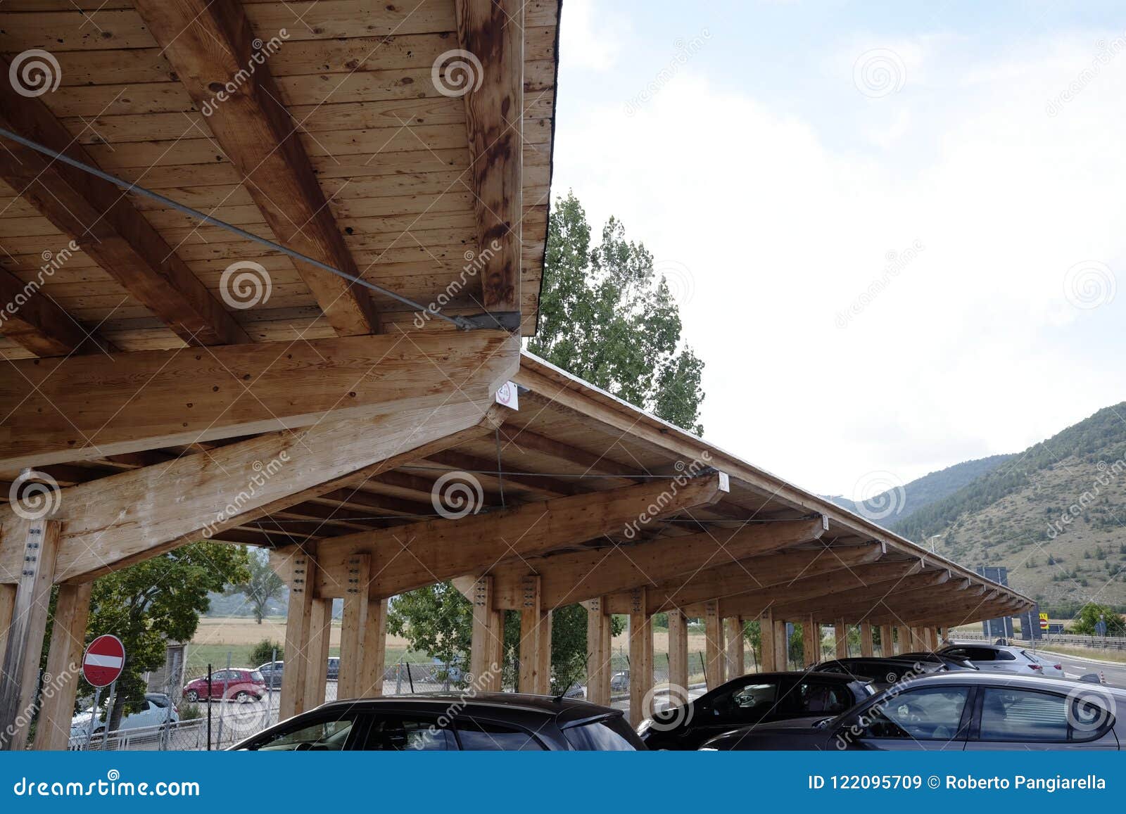 Carport de madera moderno imagen de archivo. Imagen de coche 122095709