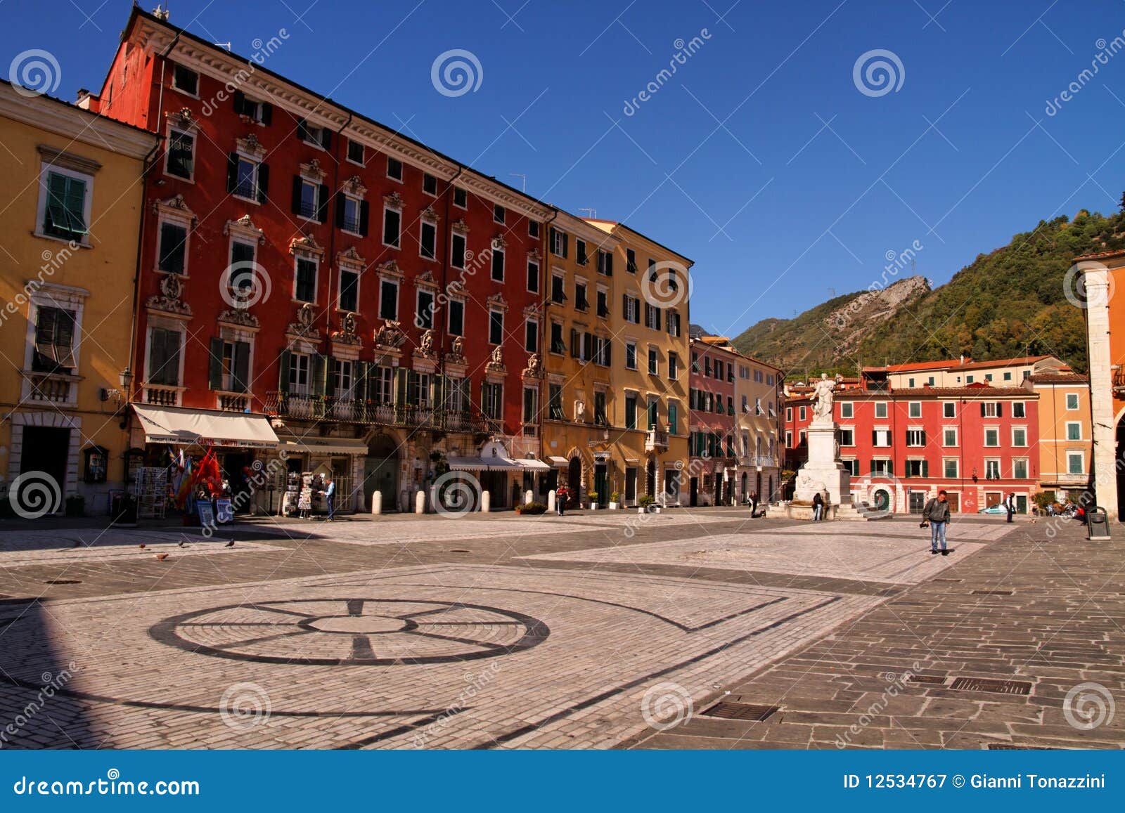 Alberica Carrara centrum historyczny Italy piazza Tuscany widok