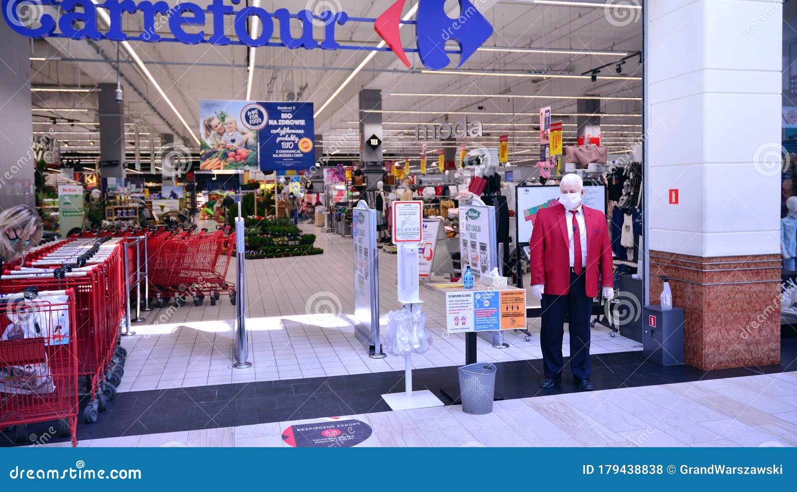 Bourgeon mero tenedor Carrefour Interior De Supermercados. Clientes Y Personal Del Almacén Con  Máscaras Protectoras. Detener El Coronavirus. Foto de archivo editorial -  Imagen de encadenamiento, moderno: 179438838