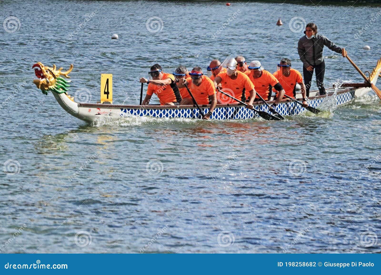 Carrera De Botes De Dragón En Eur Lake Rome Fotografía editorial - Imagen  de leyenda, lago: 198258682