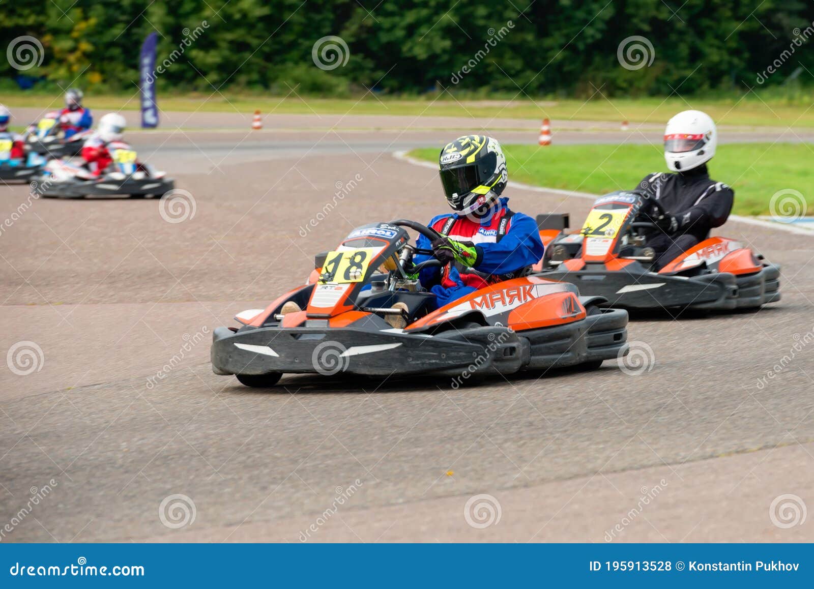 Carrera De Carros. Pista De Karting Mayak Foto de archivo editorial -  Imagen de faro, equipo: 195913528