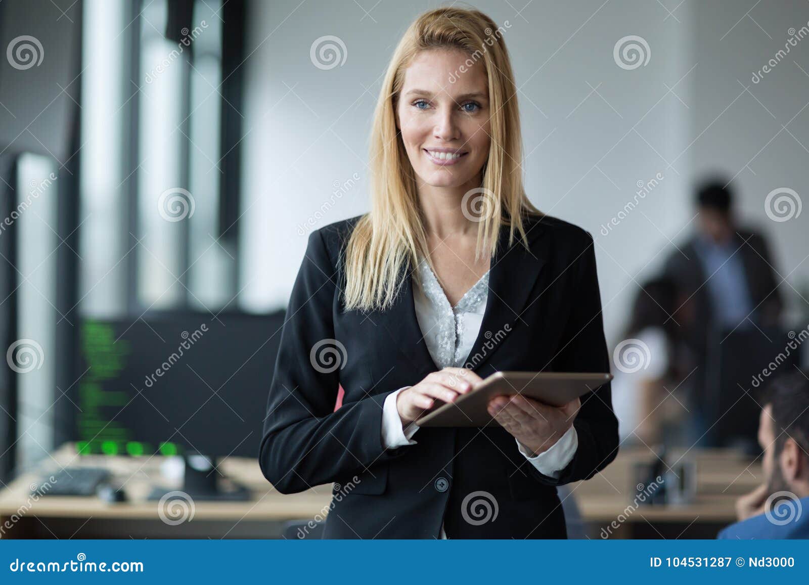 Carrera De La Empresaria En La Oficina De La Tecnología De La Información  Imagen de archivo - Imagen de mujeres, tenencia: 104531287