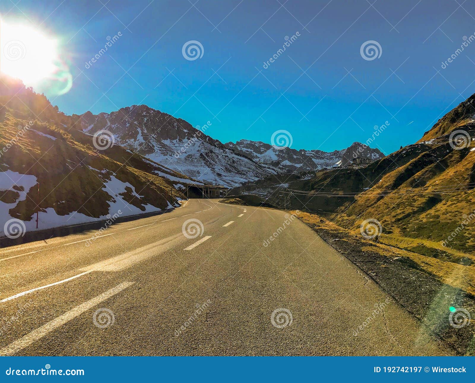 carretera entre montaÃÂ±as nevadas del tourmalet