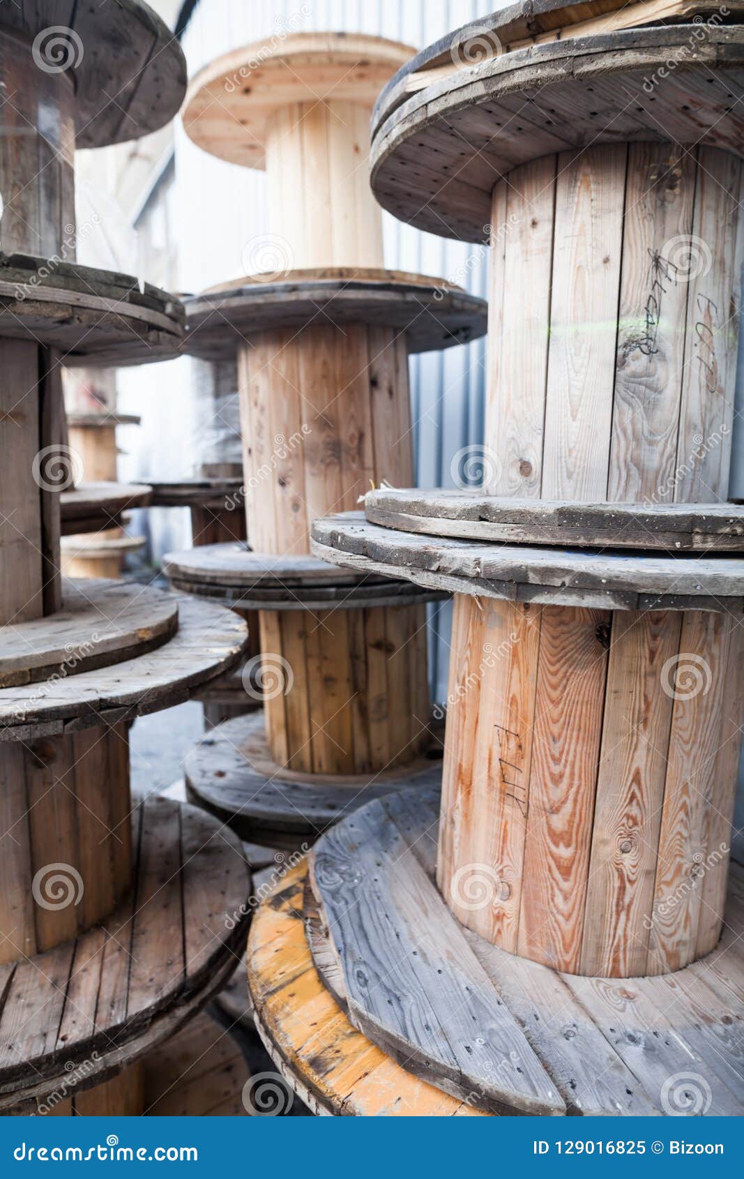 De Vacíos Grandes Imagen de archivo - Imagen de madera, carrete: 129016825