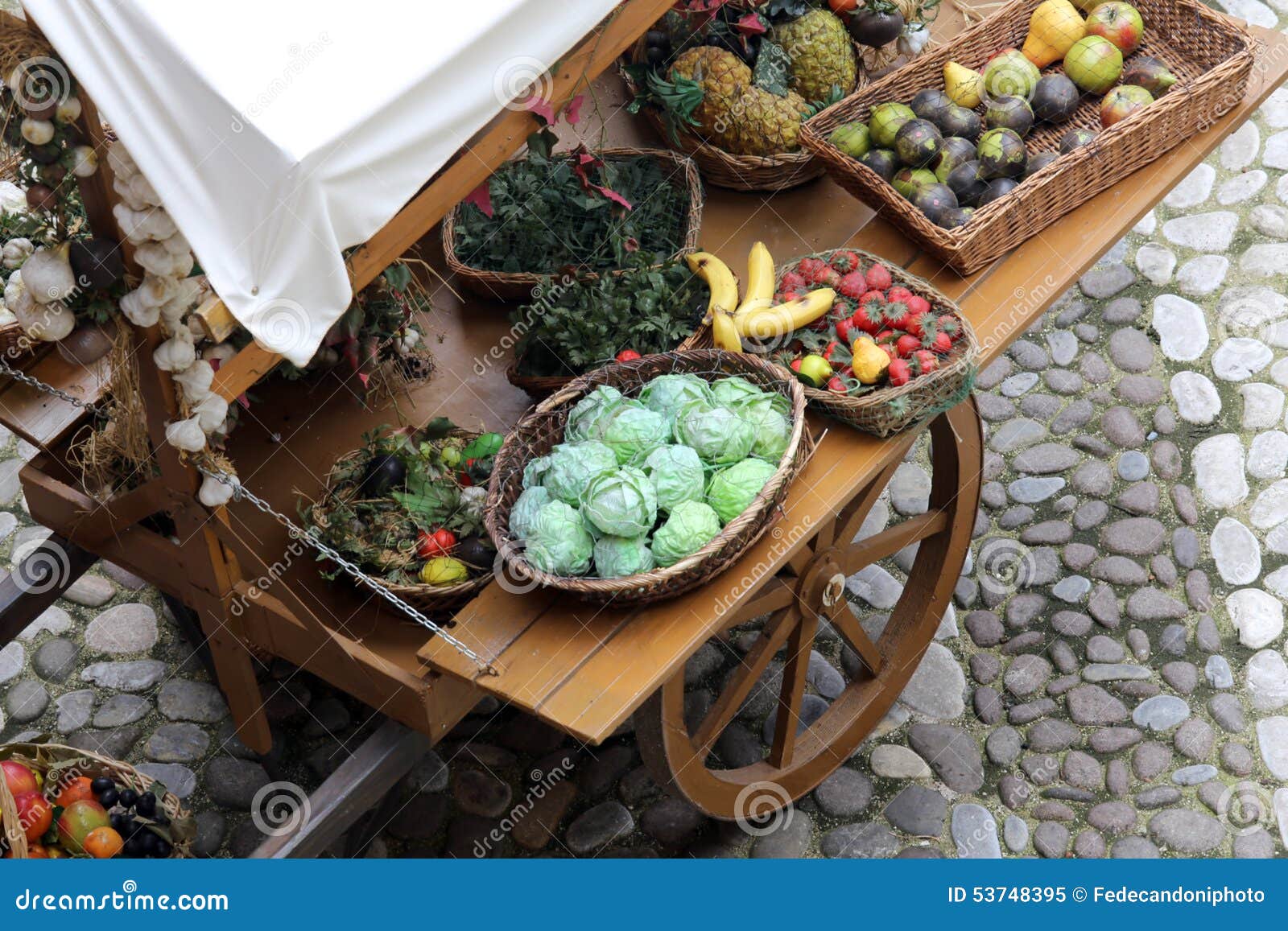 Carretto con la frutta e le verdure fotografia stock immagine ... Carrelli frutta e verdura