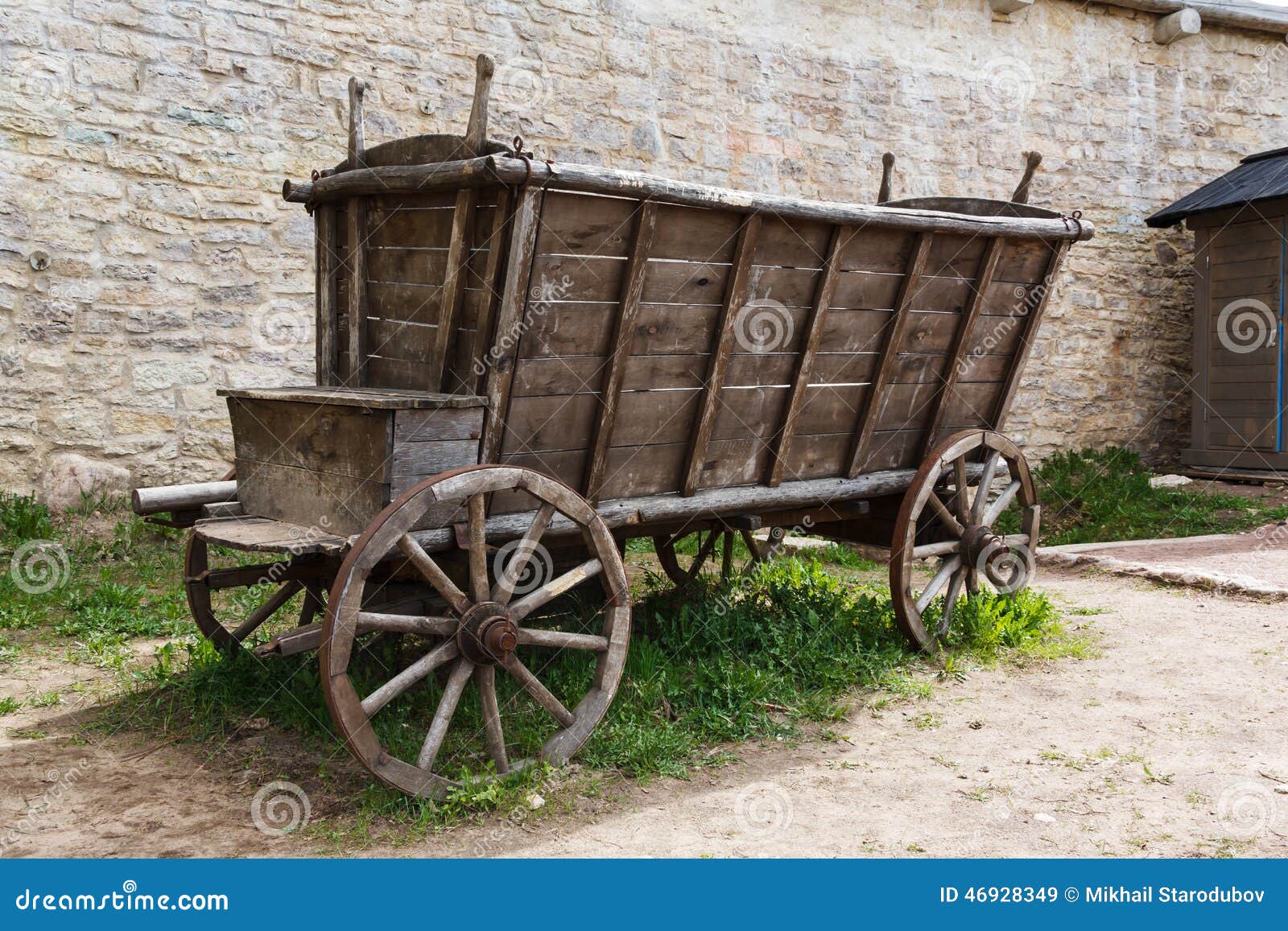 Невдалеке стояла телега. Старая деревянная тележка. Повозка стоячая. Арбат телега исторически. Старая деревянная телега в грязи.