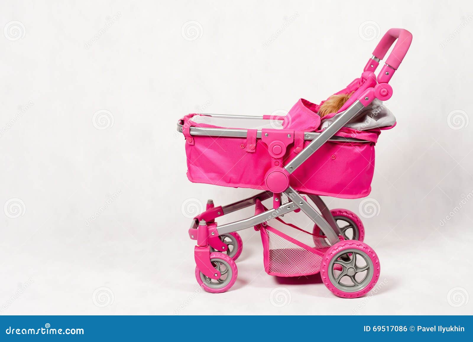 Carrinho De Criança De Bebê Cor-de-rosa Para O Jogo Foto de Stock - Imagem  de jogo, brinquedo: 69517086