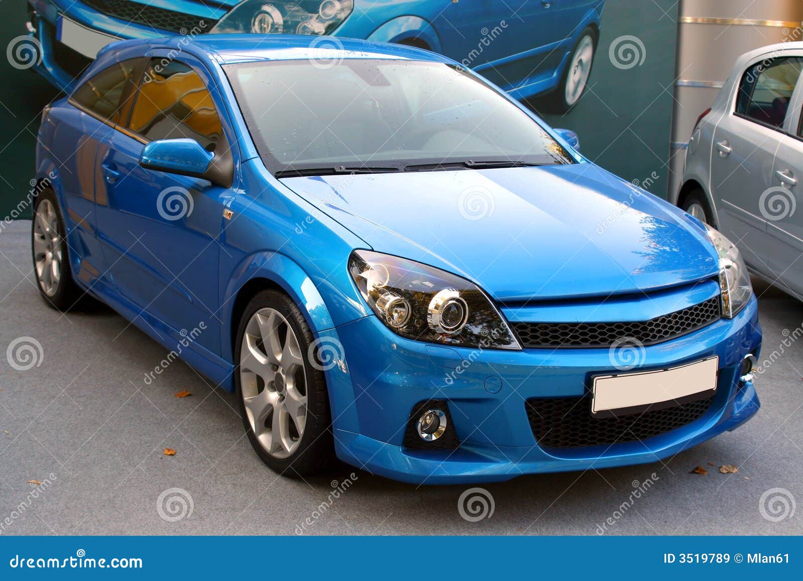 Carro azul novo imagem de stock Imagem de roda azul 