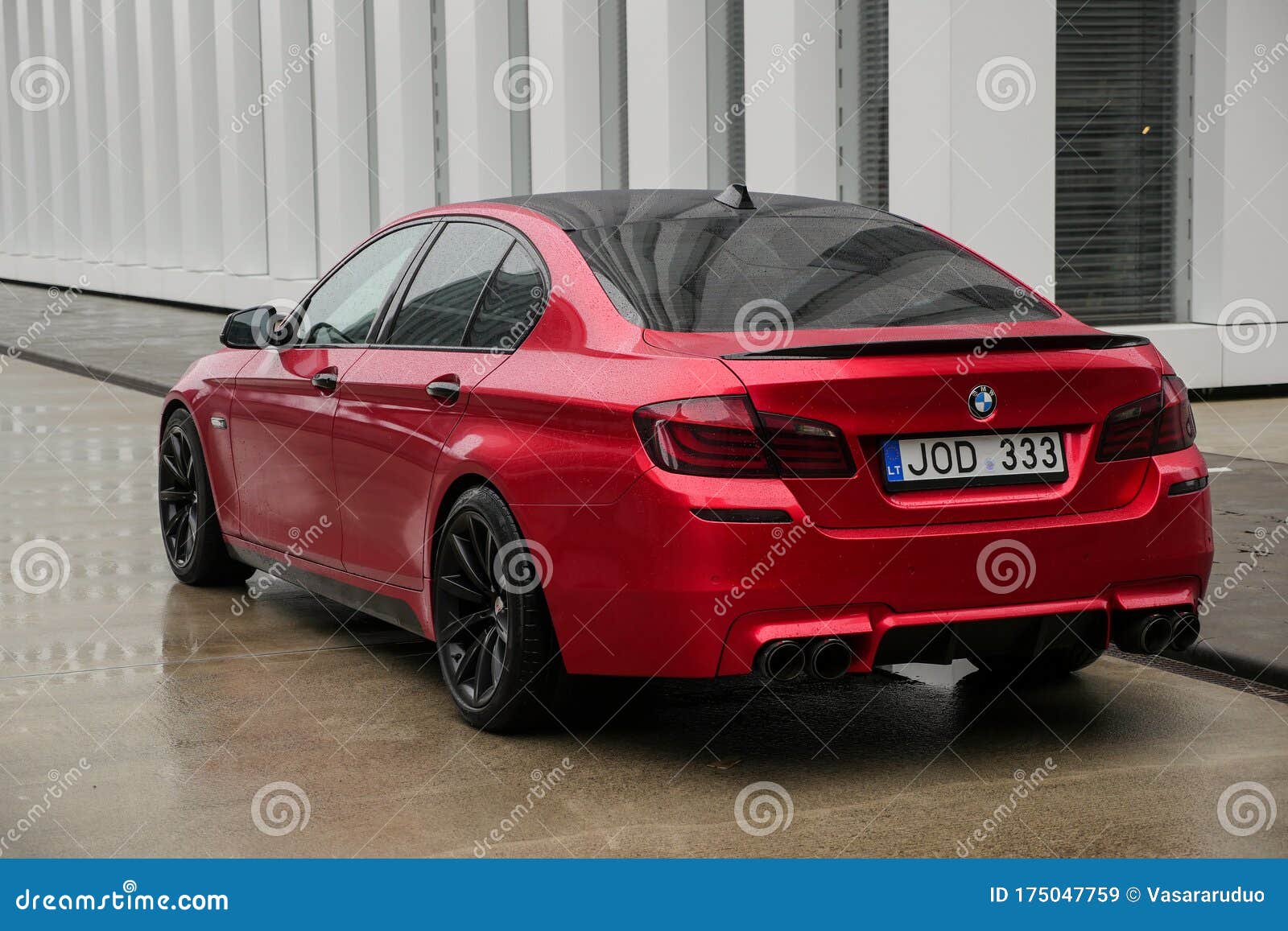 Carro Da Série Bmw 5 Cinza E Vermelho Movendo-se Na Rua Com Fundo  Desfocado. Editorial Bmw 5 Fotos De Ações Gratuitas Imagem de Stock  Editorial - Imagem de borrado, automotriz: 233875334