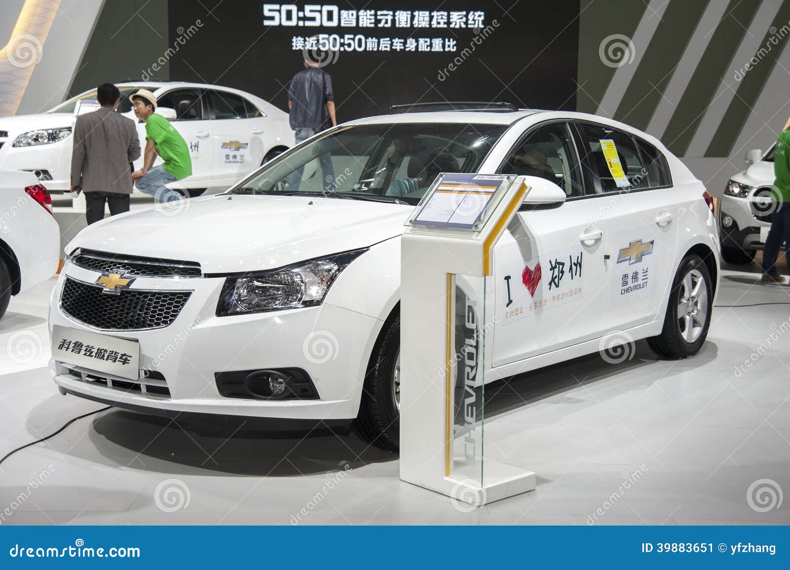 Carro Branco Do Cruze De Chevrolet Foto Editorial - Imagem de