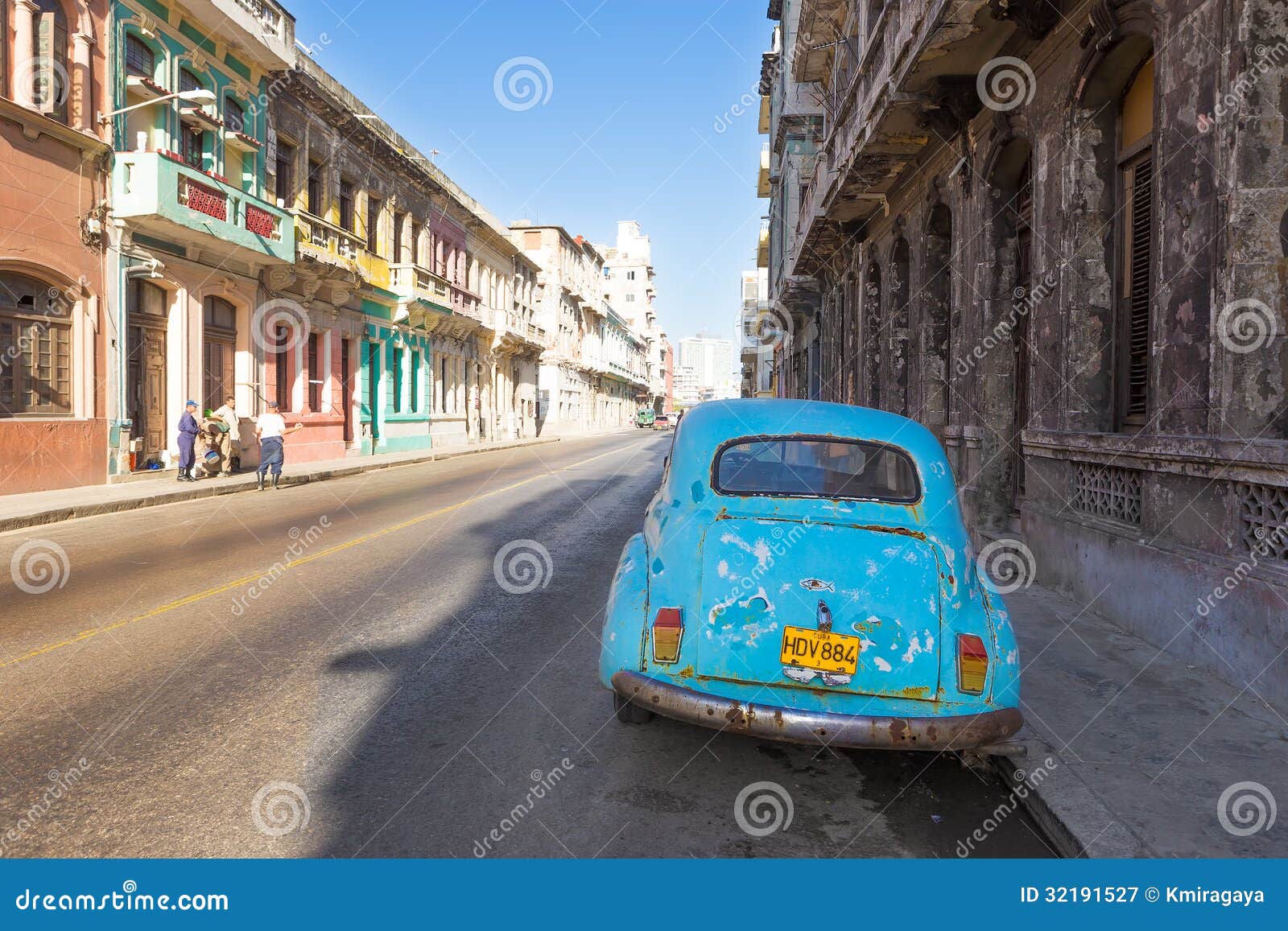 Carro clássico do vintage em uma rua em Havana. O carro clássico do vintage ao lado das construções velhas junho 28,2013 em Havana.Thousands destes carros é ainda dentro uso em Cuba e transformaram-se uma vista icónica e uma atração conhecida mundial