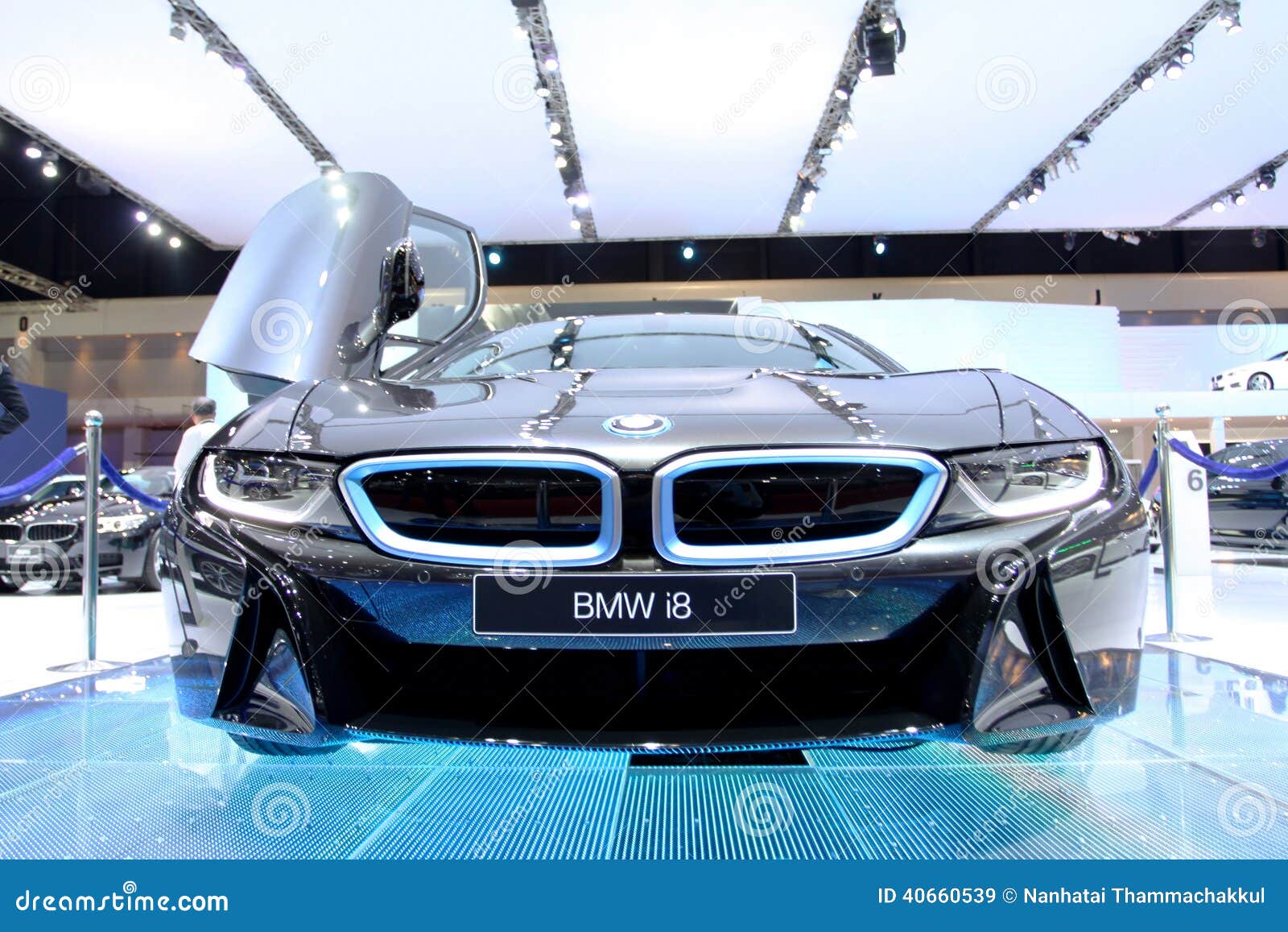 Carro da inovação da série I8 de BMW. Banguecoque - 2 de abril: Inovação da série I8 de BMW automobilístico na exposição na 35a exposição automóvel internacional 2014 em abril 2,2014 de Banguecoque em Banguecoque Tailândia