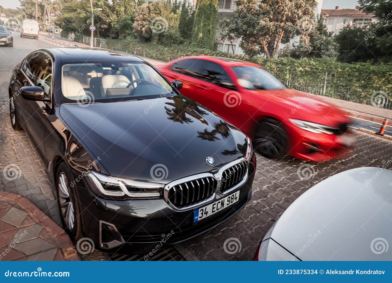 Carro Da Série Bmw 5 Cinza E Vermelho Movendo-se Na Rua Com Fundo  Desfocado. Editorial Bmw 5 Fotos De Ações Gratuitas Imagem de Stock  Editorial - Imagem de borrado, automotriz: 233875334