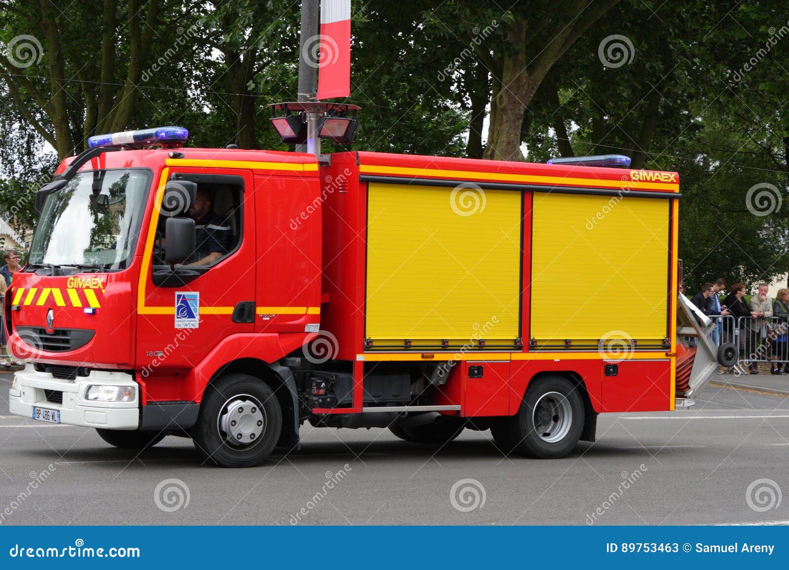 Carro de bombeiros francês que desfila para o dia nacional do 14 de julho, França. Carro de bombeiros francês que desfila para o dia nacional do 14 de julho que comemora a Revolução Francesa Saint Quentin na região de Picardie de França