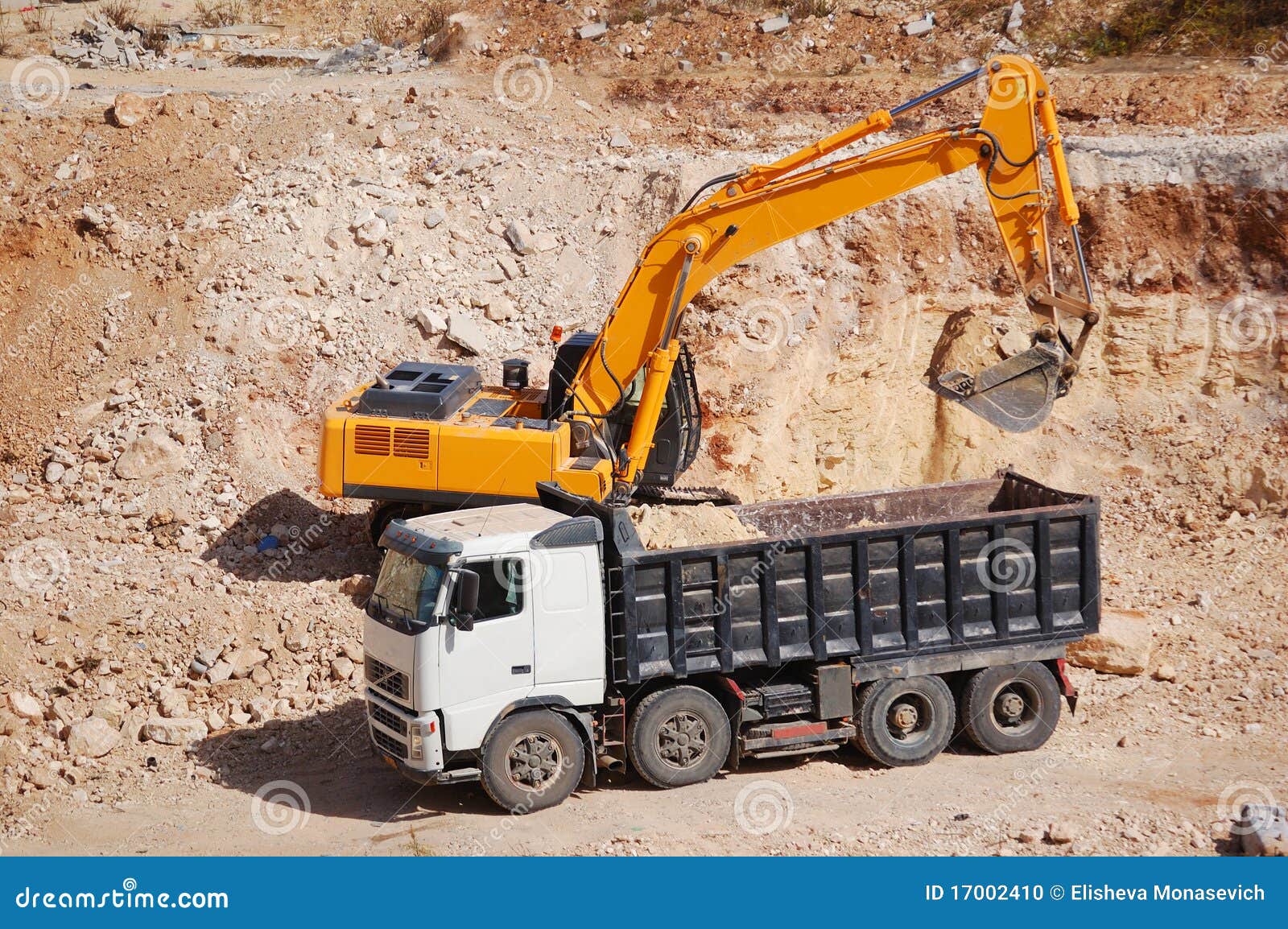 Carro De Descargador Del Cargamento Del Excavador Con La Arena Foto De