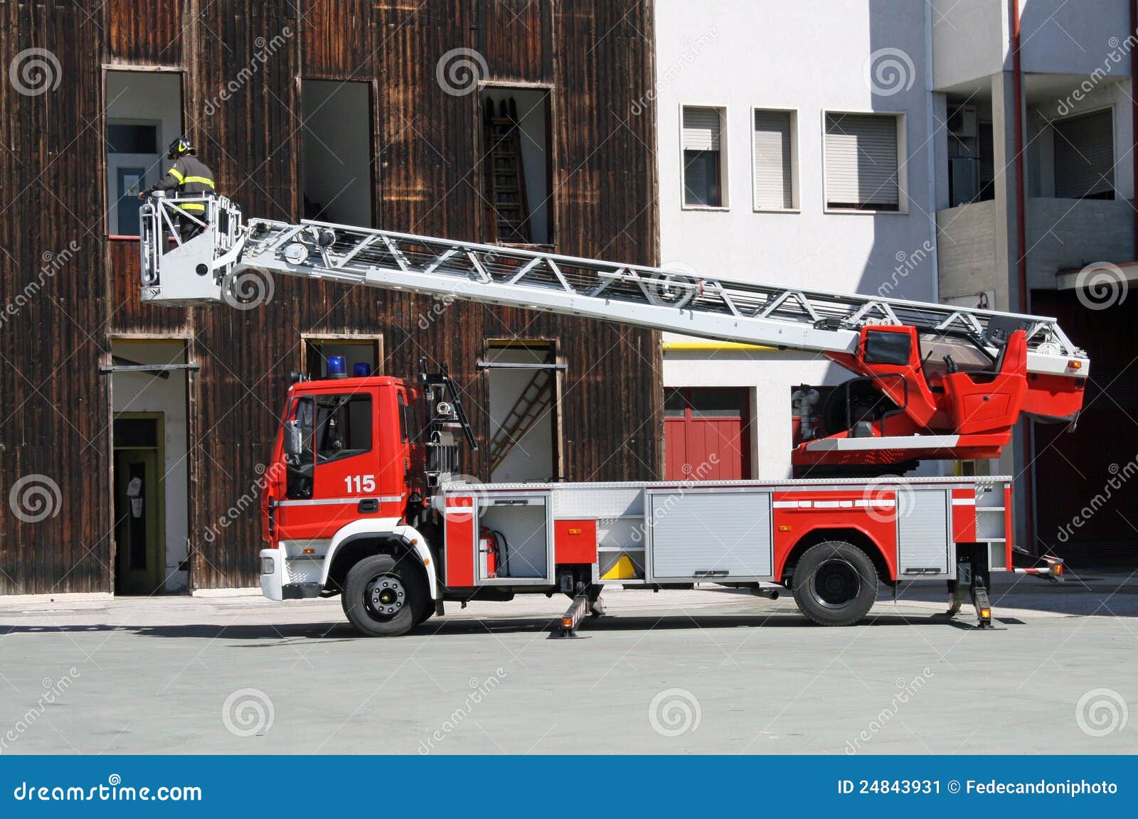 De De Los De Bomberos Durante Una Misión De Rescate Foto editorial - Imagen de rescate, plataforma: 24843931