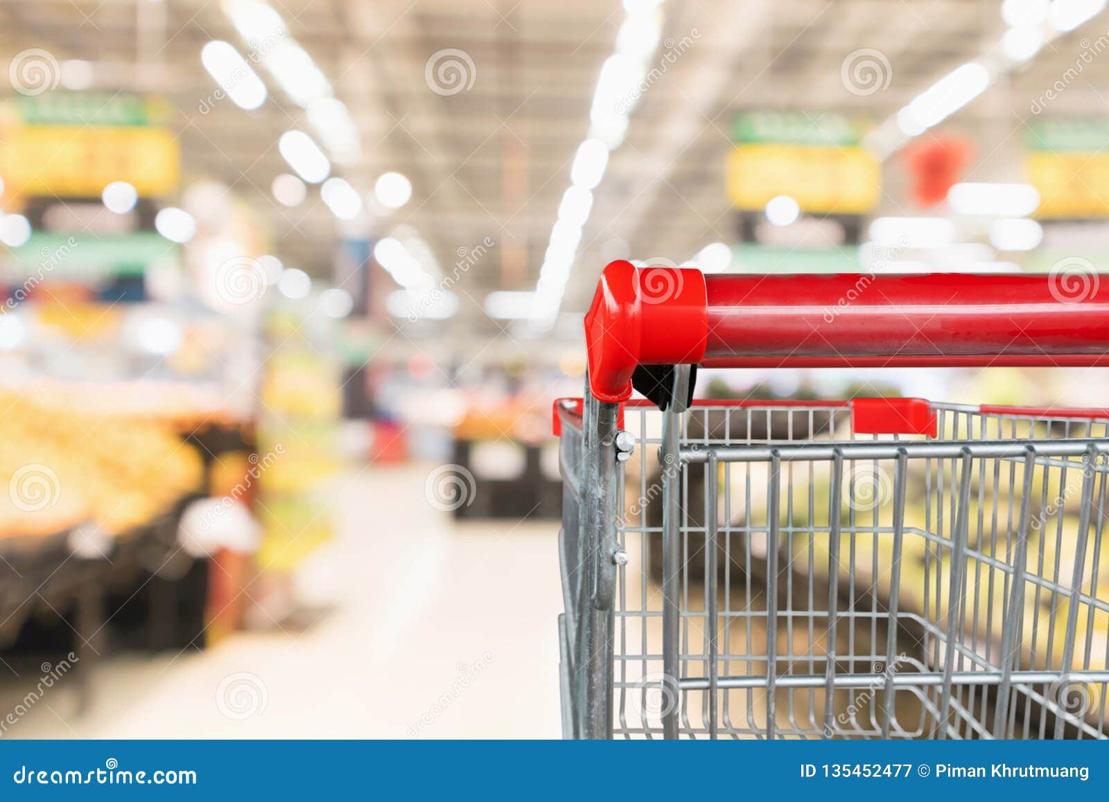 Supermercado Interior, Vacío Rojo Carrito De Compras. Fotos